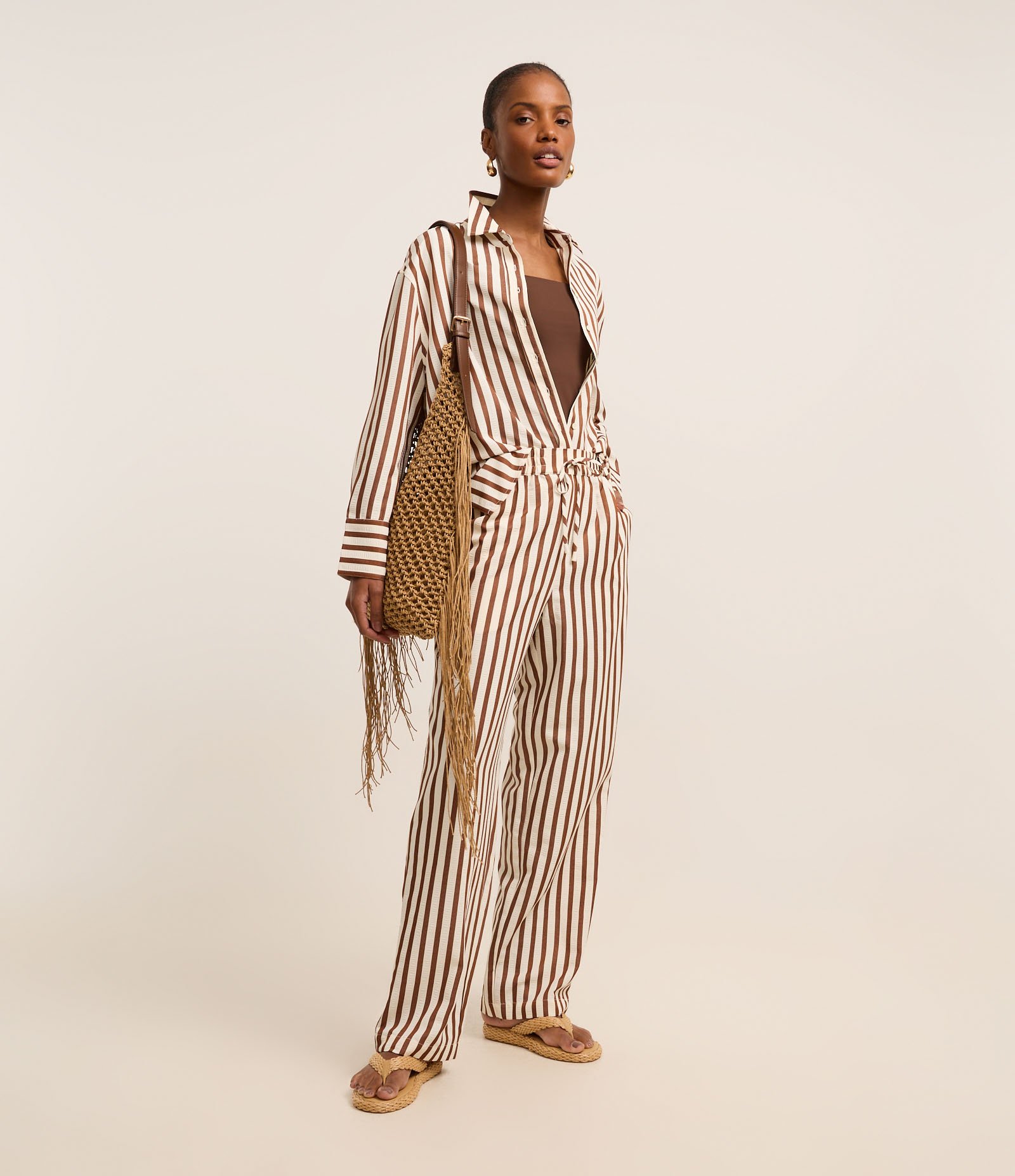 Camisa Anarruga com Listras e Abotoamento Frontal Marrom 2