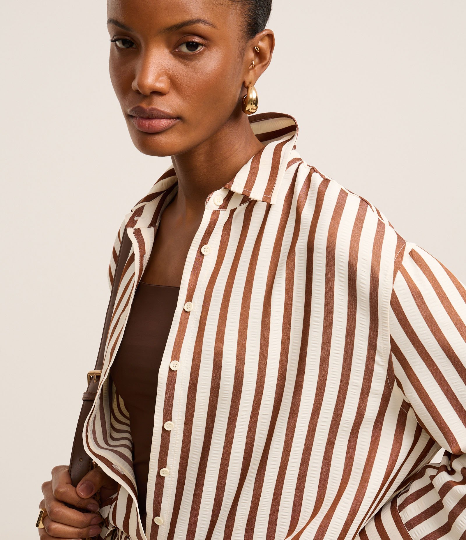 Camisa Anarruga com Listras e Abotoamento Frontal Marrom 3