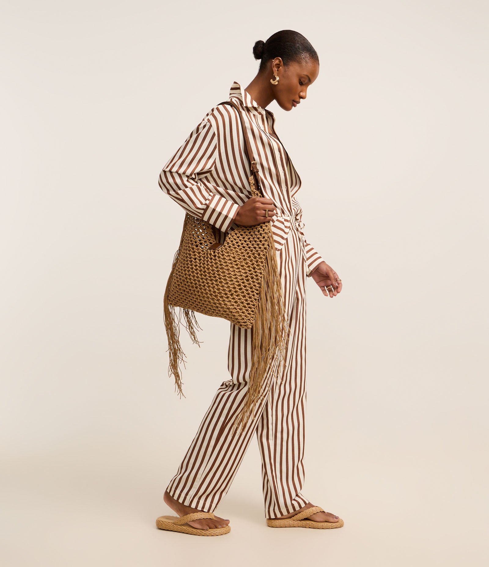 Camisa Anarruga com Listras e Abotoamento Frontal Marrom 4