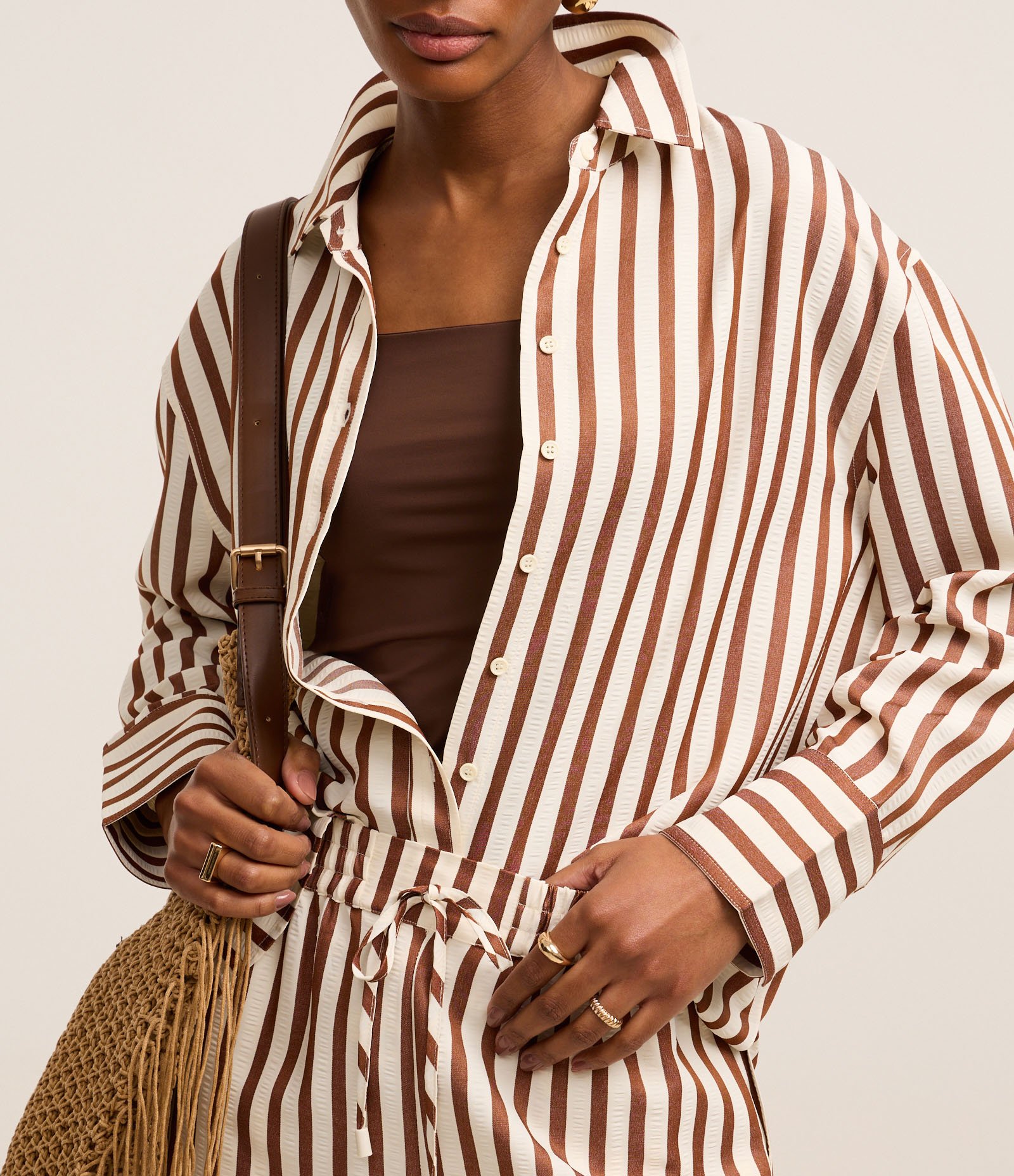 Camisa Anarruga com Listras e Abotoamento Frontal Marrom 5