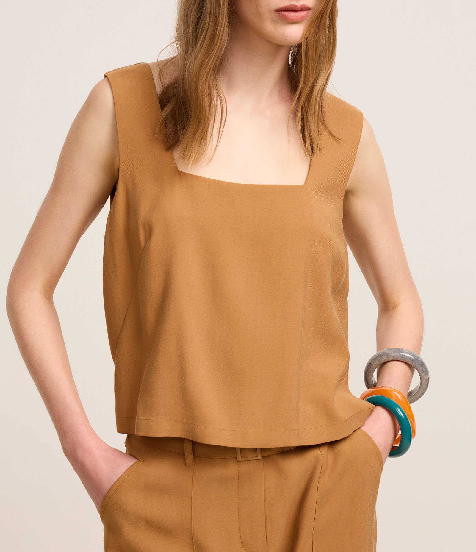 Blusa em Viscose com Decote Quadrado Caramelo 4