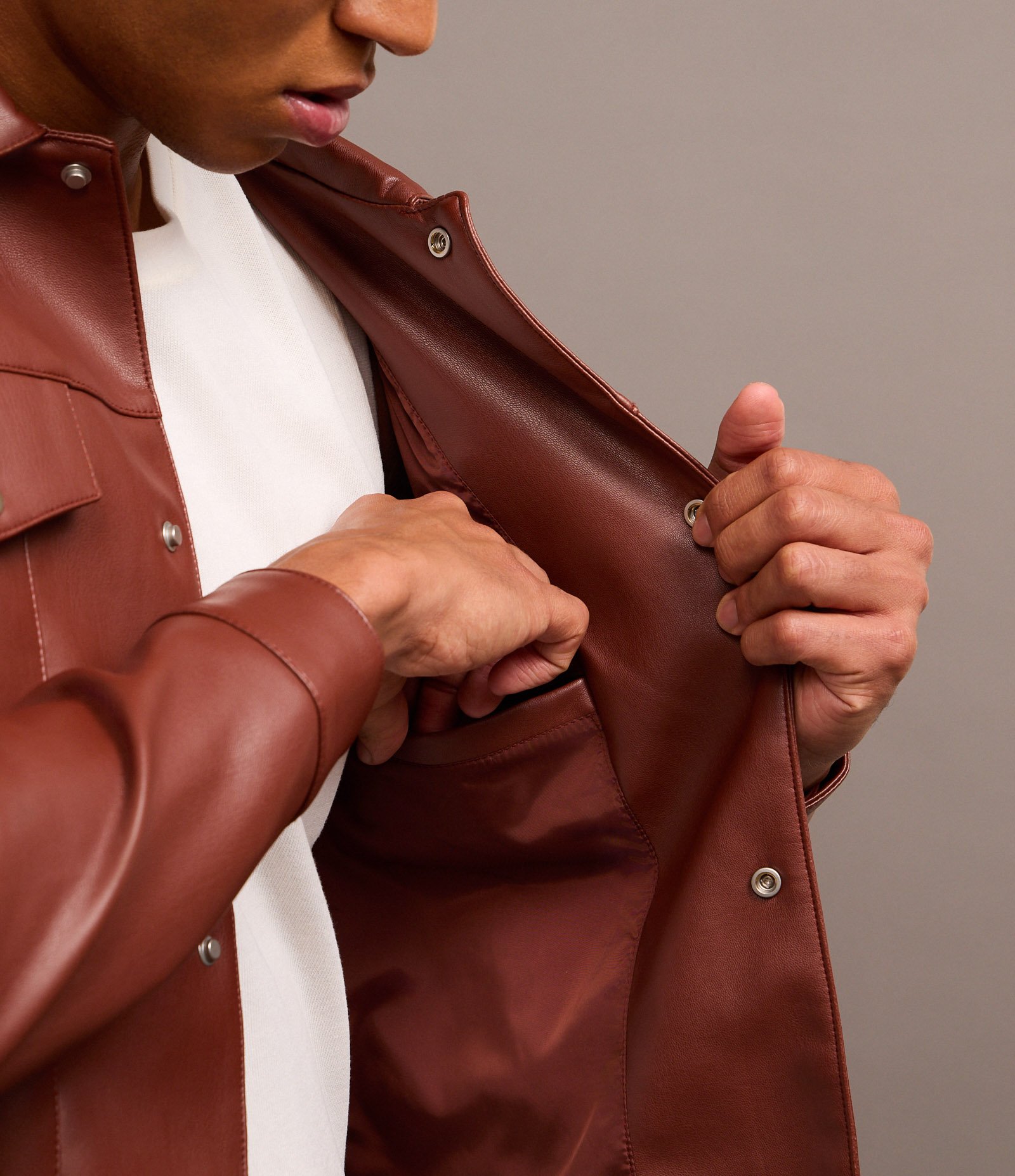 Jaqueta Trucker em PU com Bolsos Frontais Abotoados Bordô 3