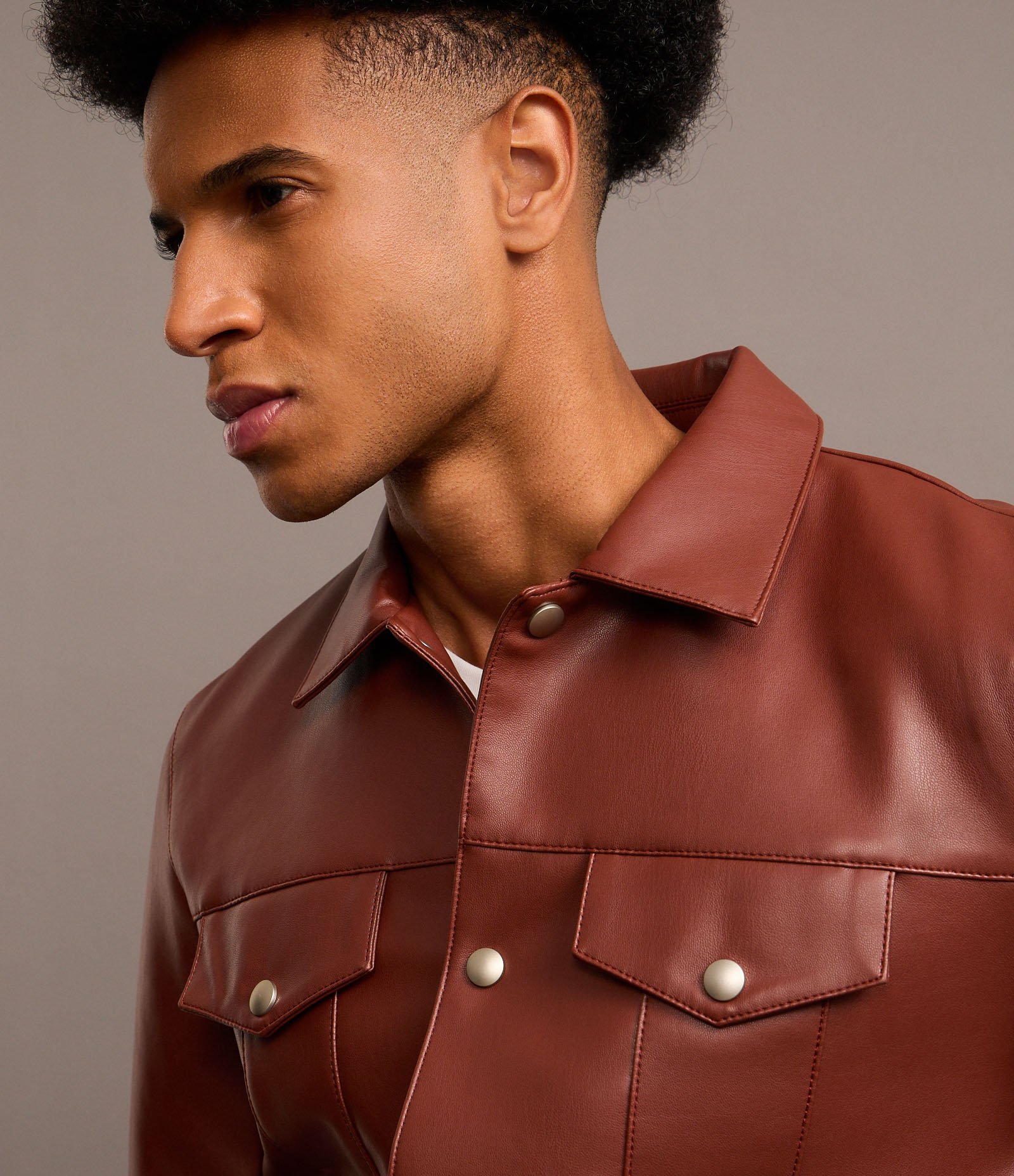 Jaqueta Trucker em PU com Bolsos Frontais Abotoados Bordô 4