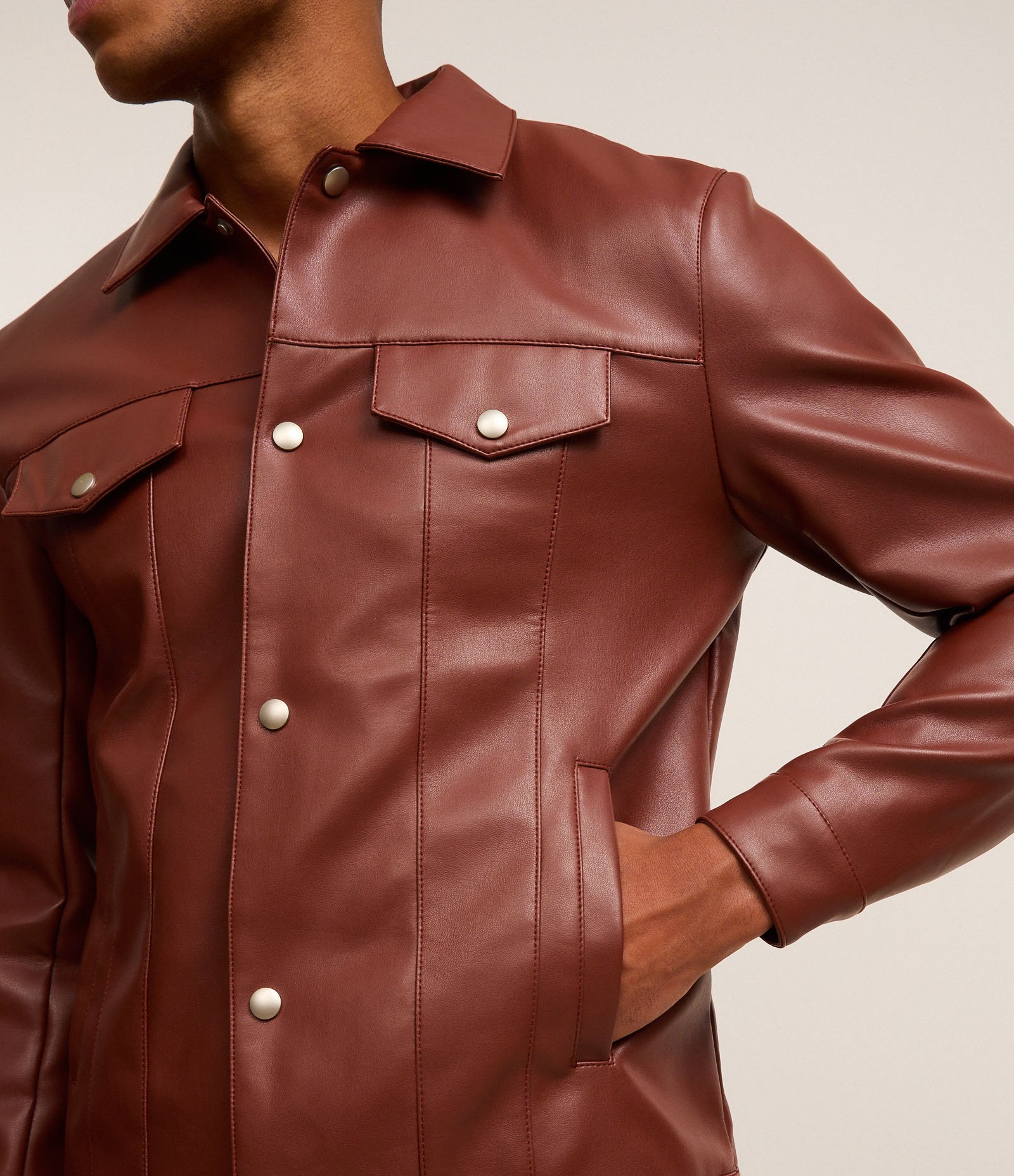 Jaqueta Trucker em PU com Bolsos Frontais Abotoados Bordô 5