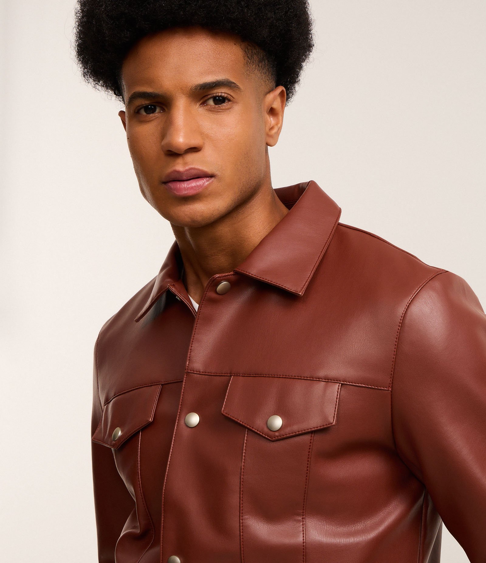 Jaqueta Trucker em PU com Bolsos Frontais Abotoados Bordô 6