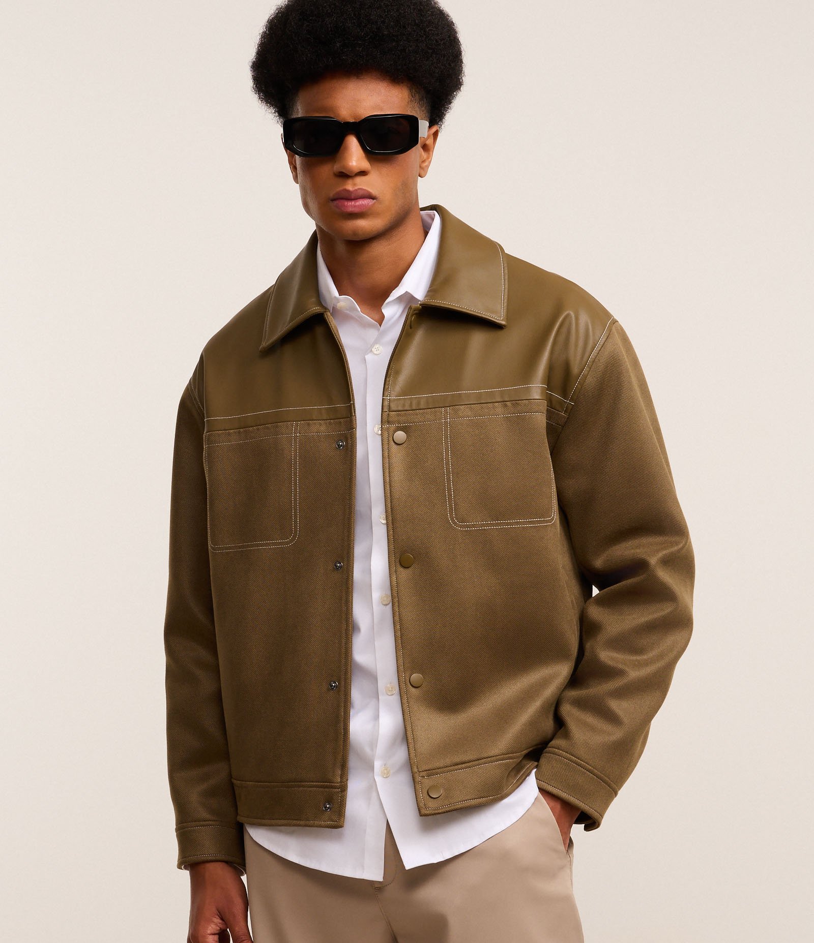 Jaqueta Boxy em Sarja com Recortes e Pesponto Marrom 1