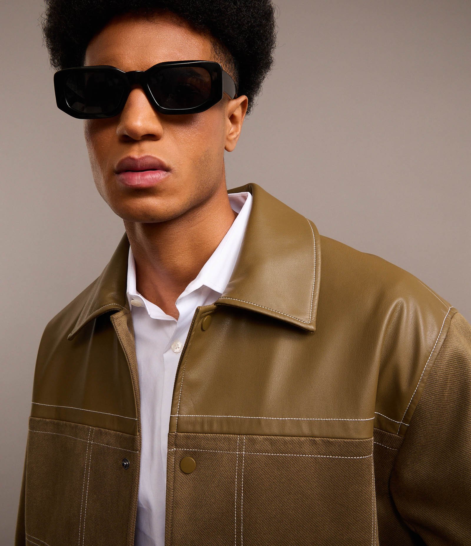 Jaqueta Boxy em Sarja com Recortes e Pesponto Marrom 6