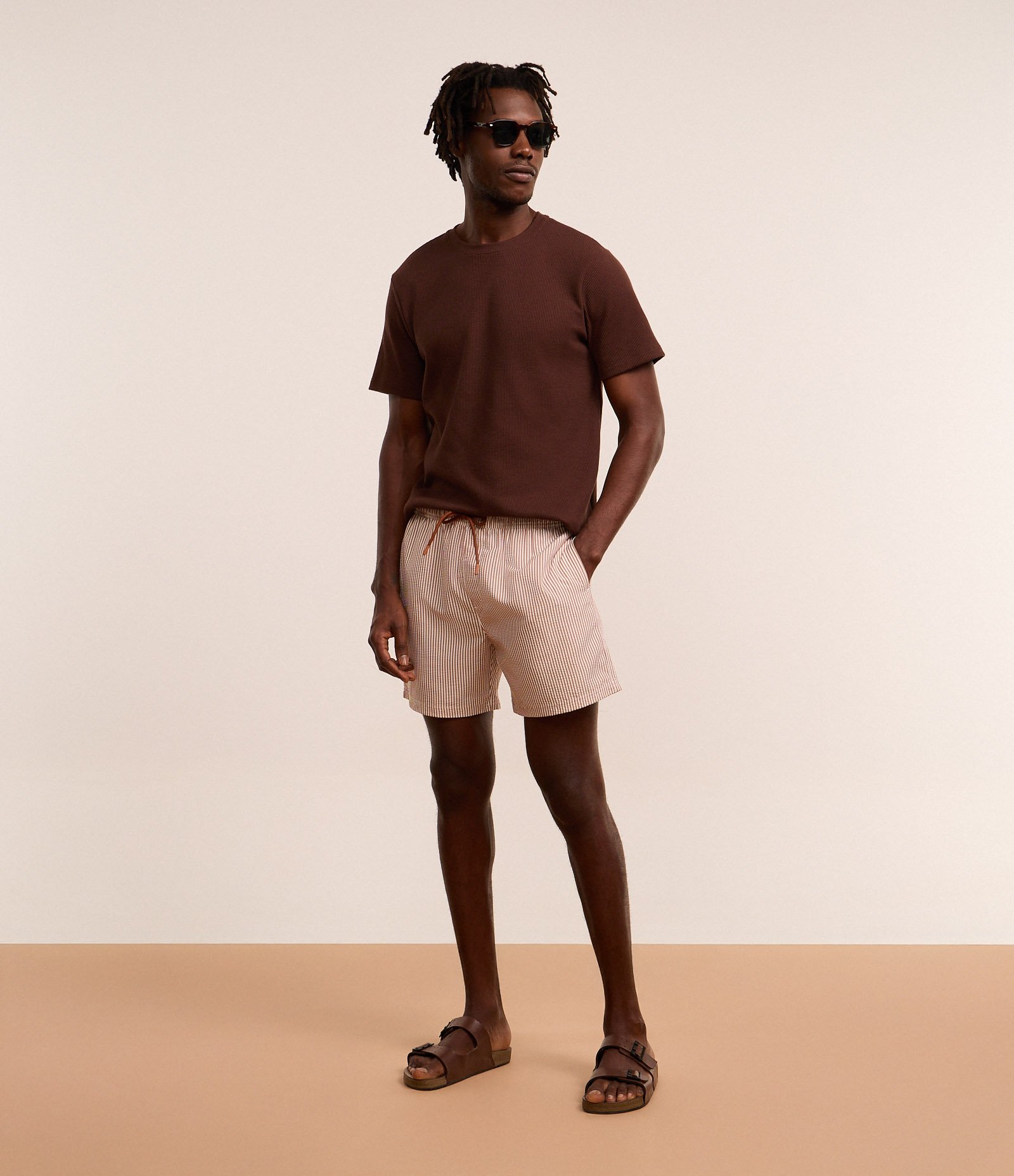 Bermuda de Praia Listrada em Microfibra com Textura Anarruga Marrom 1