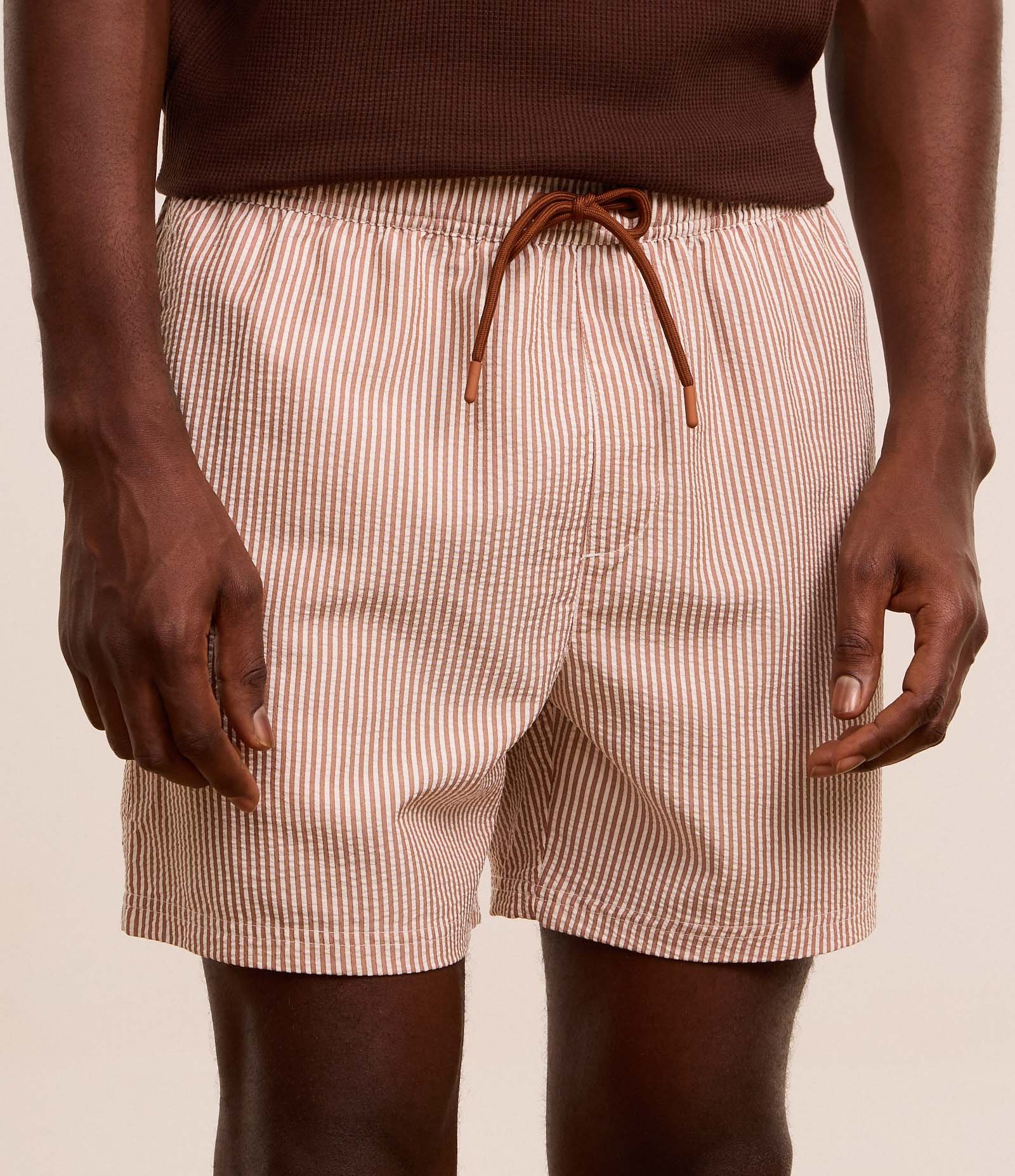 Bermuda de Praia Listrada em Microfibra com Textura Anarruga Marrom 2