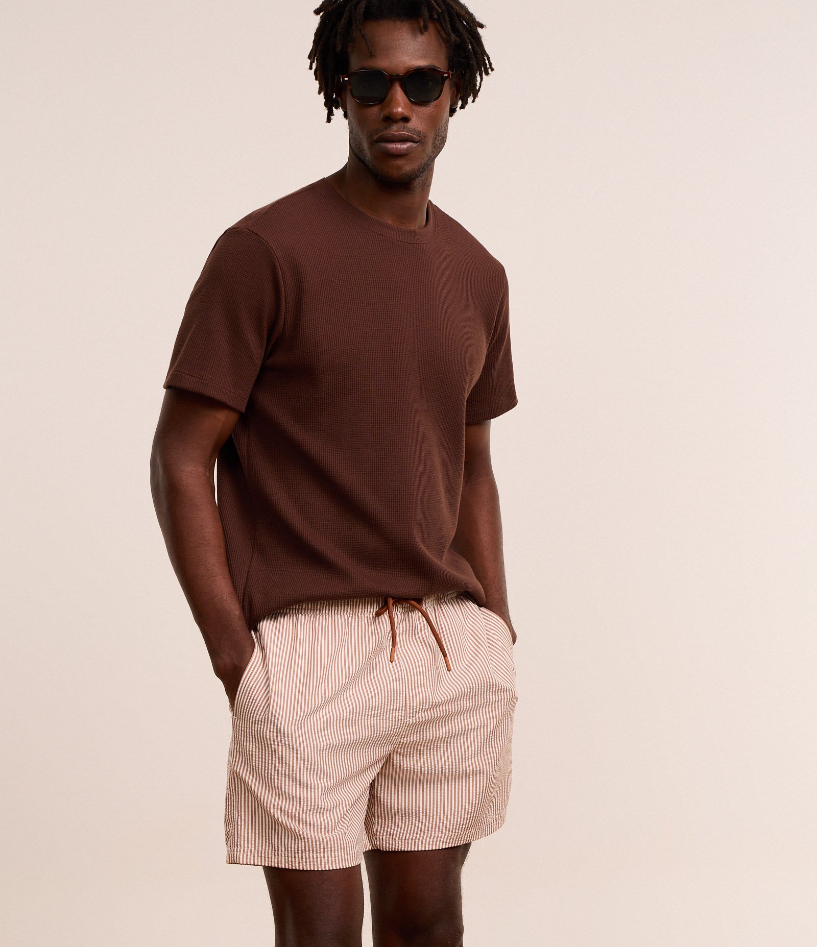 Bermuda de Praia Listrada em Microfibra com Textura Anarruga Marrom 4