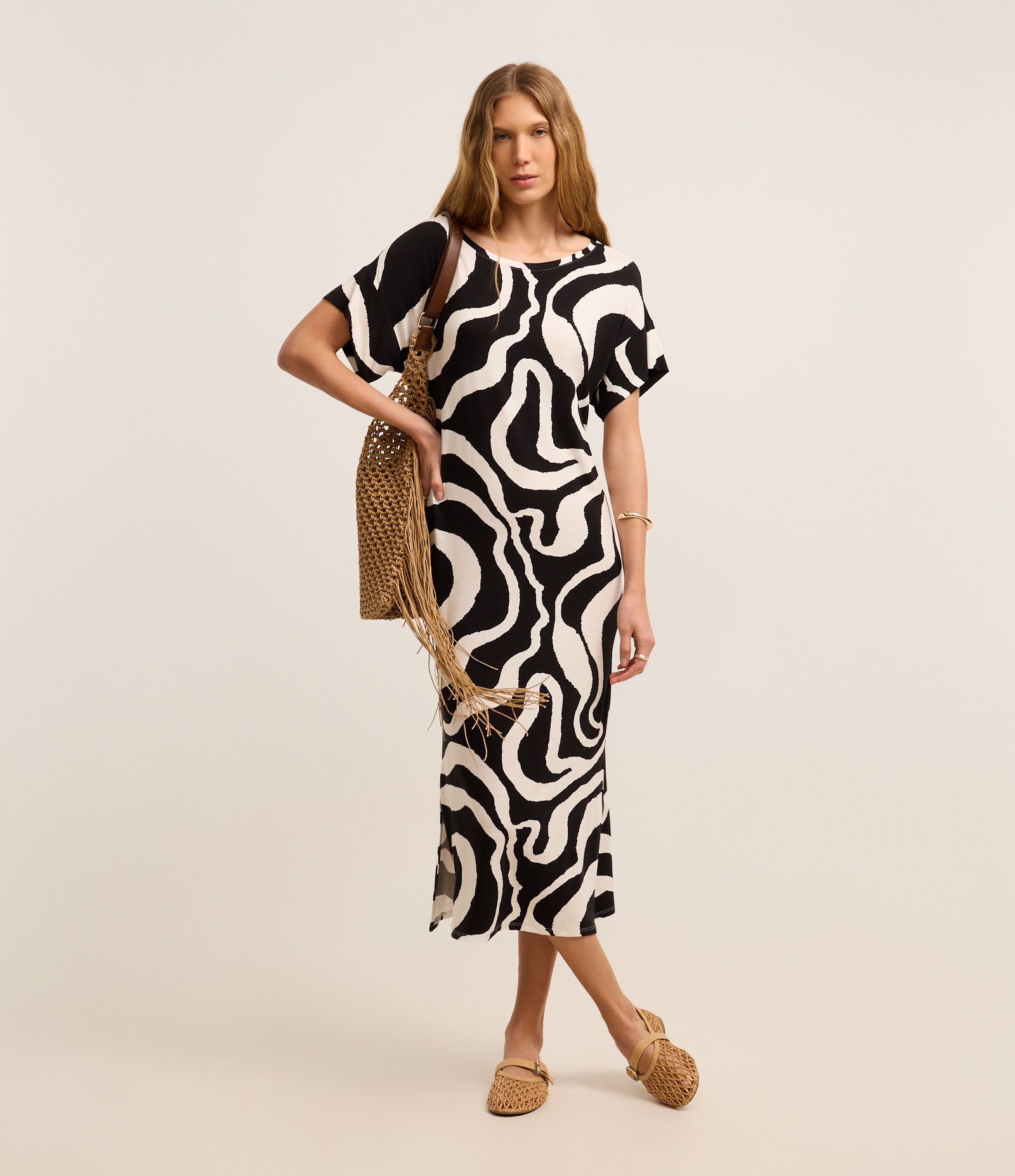 Vestido Reto Midi em Viscose com Estampa Abstrata Bicolor Preto/Braco 1