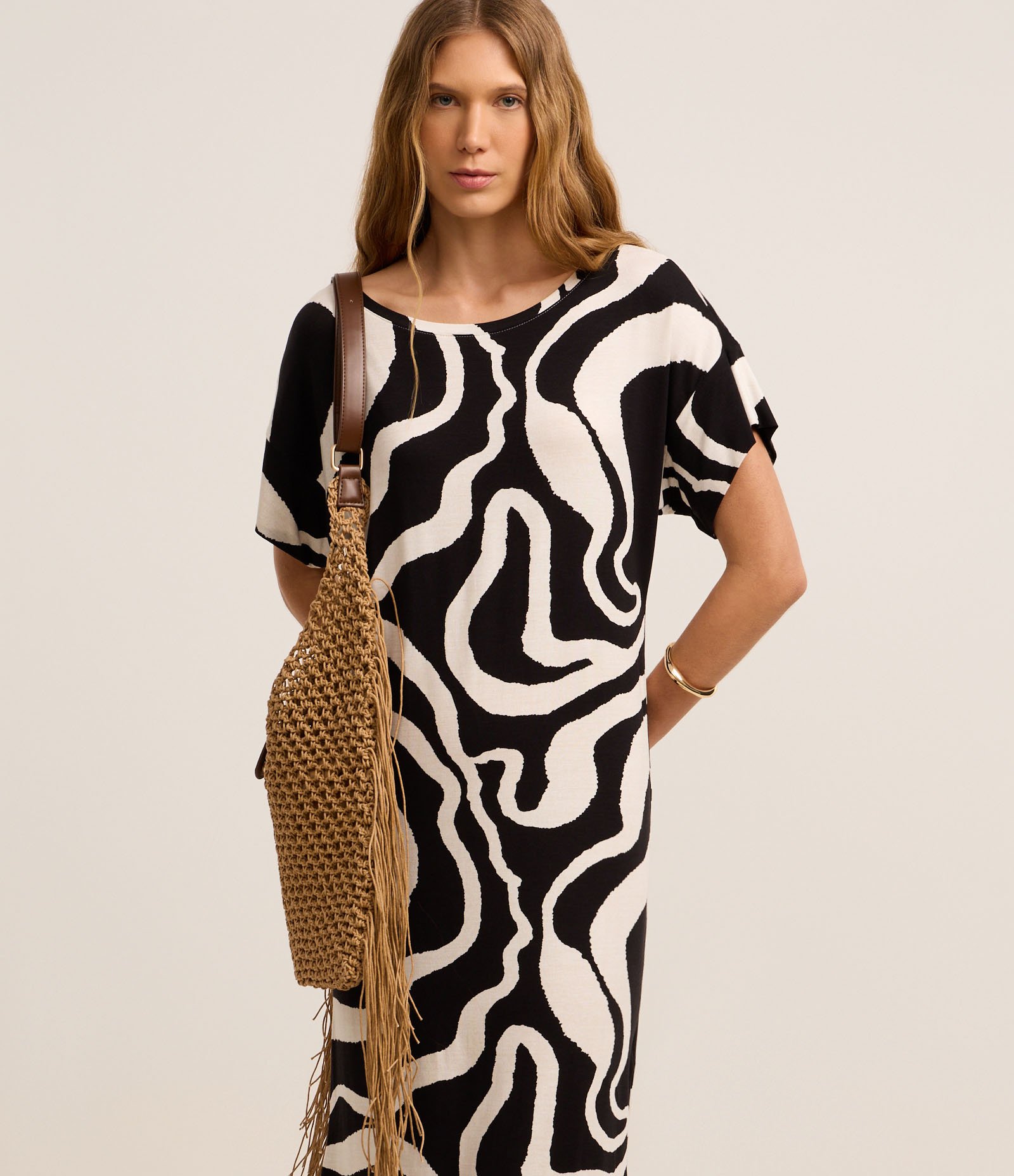 Vestido Reto Midi em Viscose com Estampa Abstrata Bicolor Preto/Braco 2