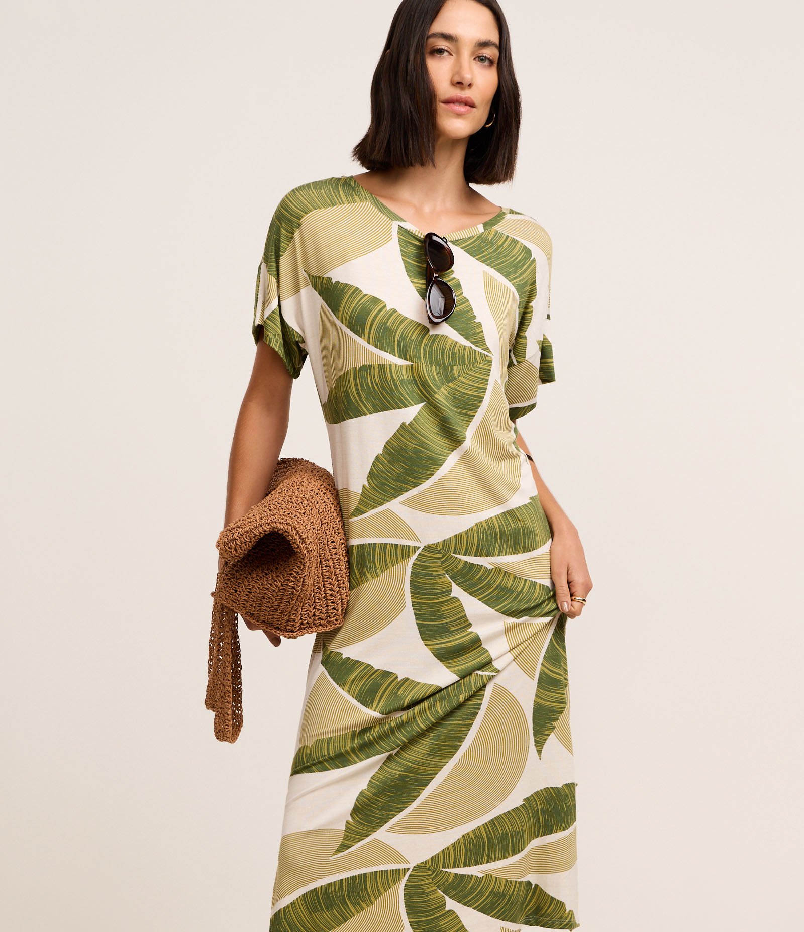 Vestido Reto Midi em Viscolycra com Estampa Folhagem Verde 1