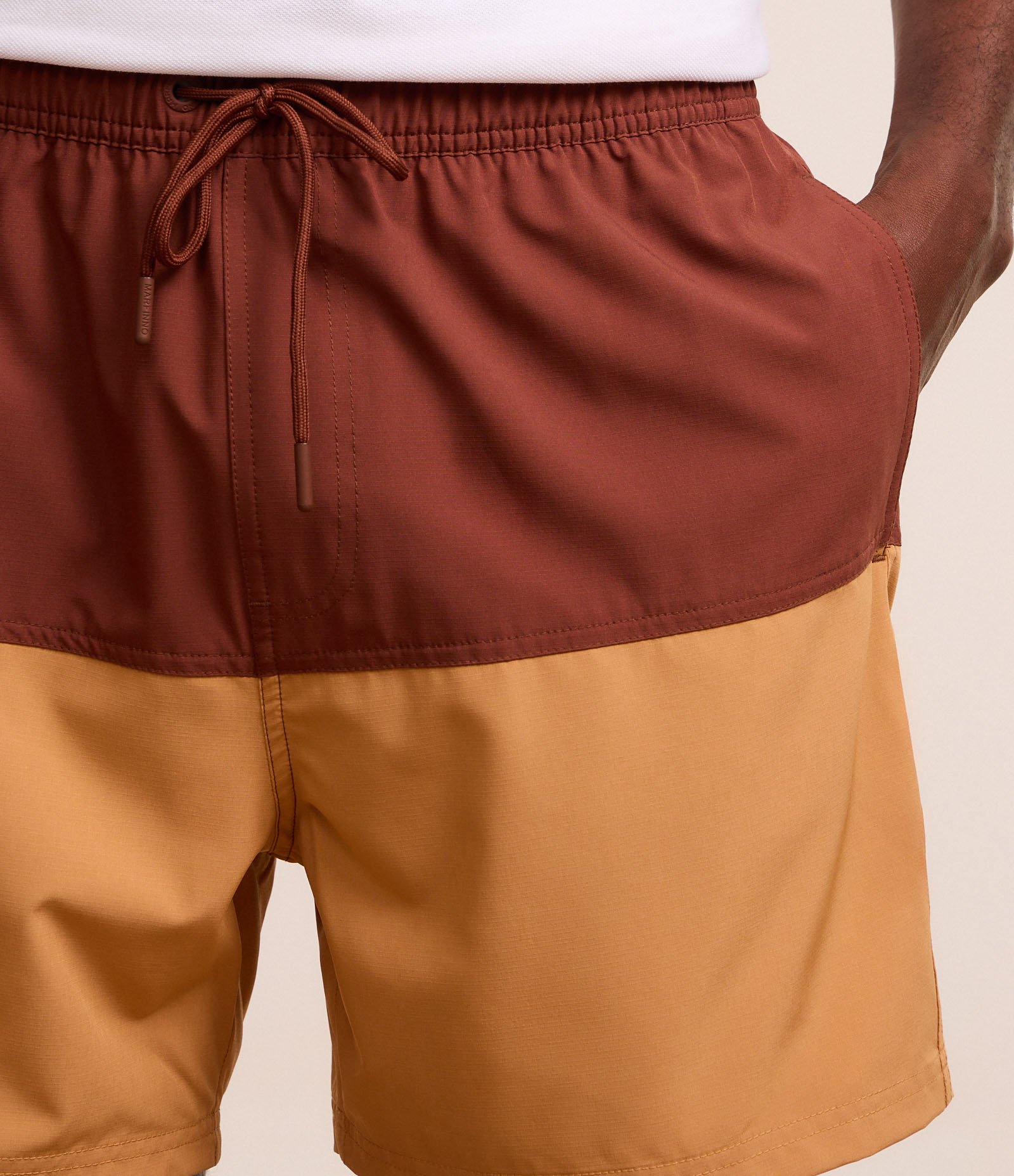 Bermuda em Ripstop com Bolso com Zíper e Estampa Bicolor Vermelho/Amarelo 3