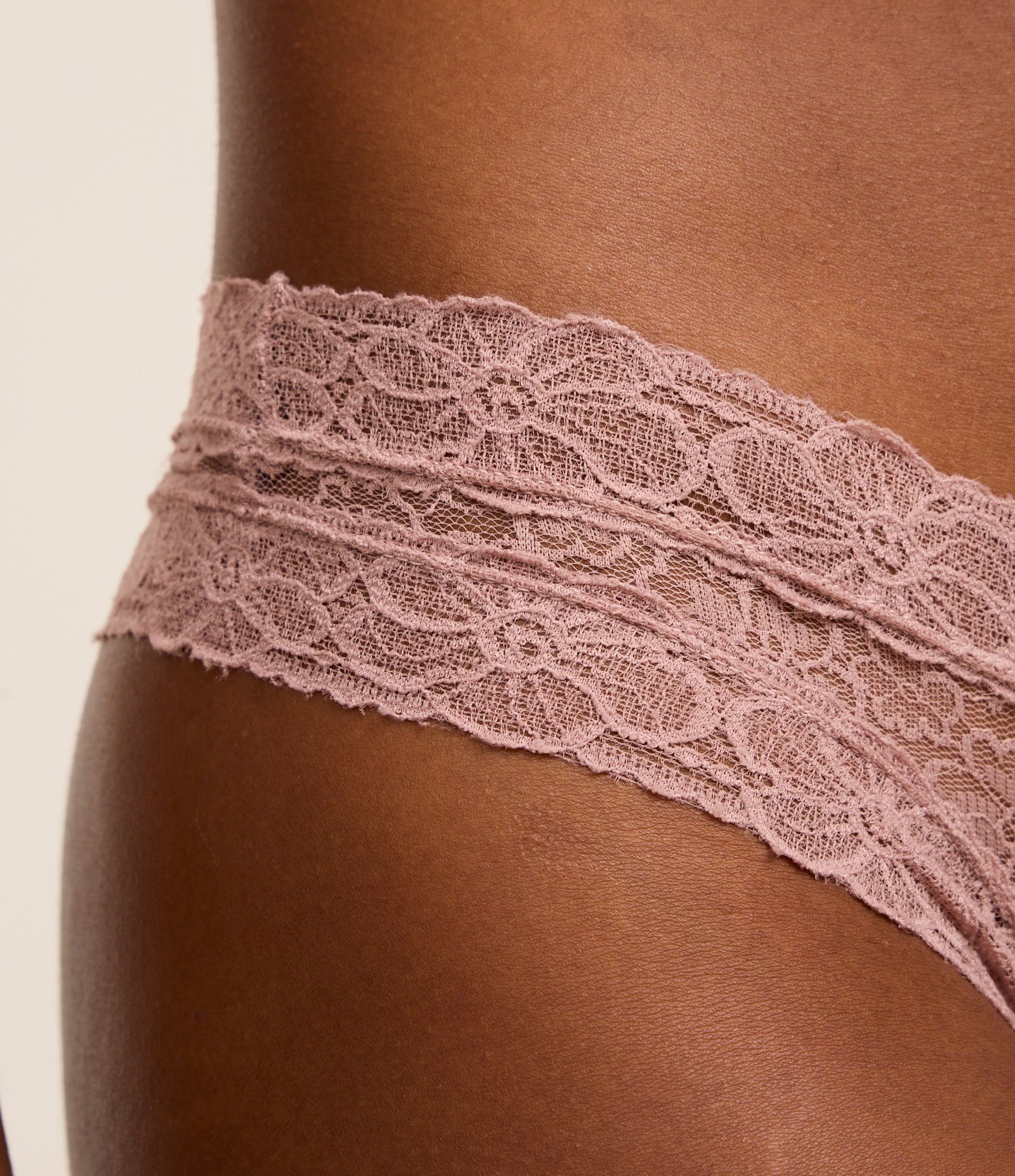 Calcinha Biquíni Fio em Renda Floral Bege Rosado 3