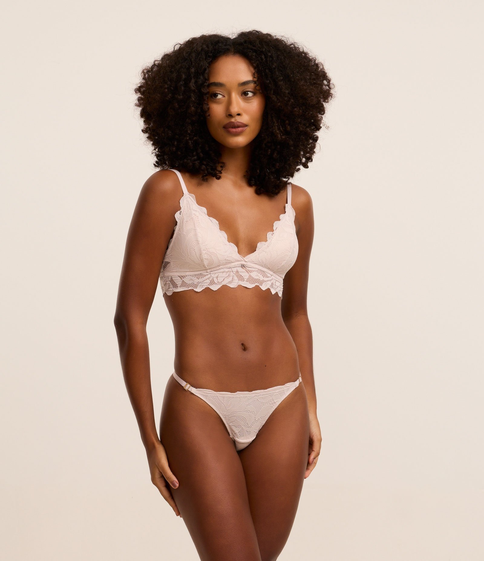 Calcinha String Fio Duplo em Renda Rustica Cinza 1