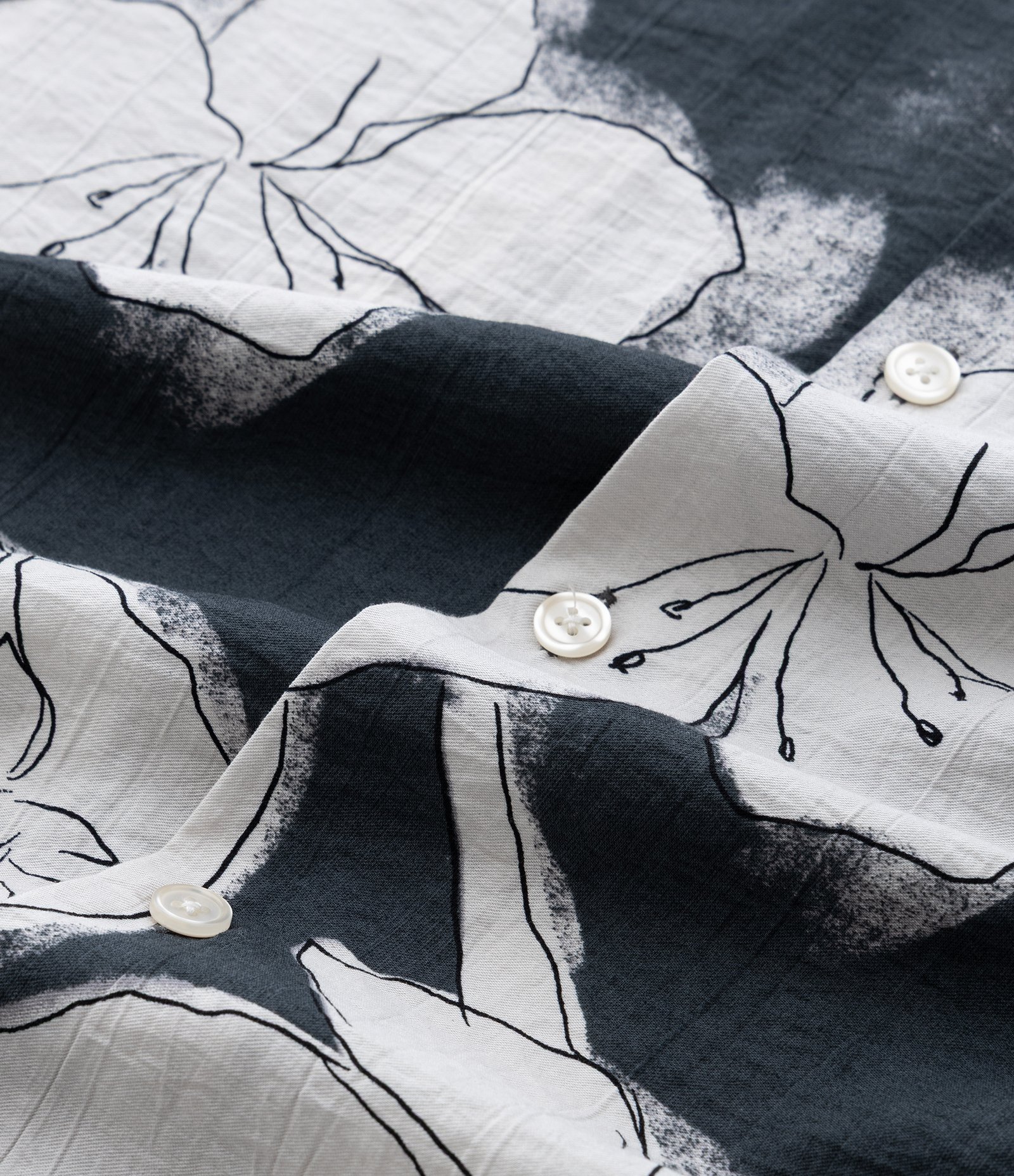 Camisa Boxy em Viscose Com Estampa Floral Texturizada Preto/Branco 10