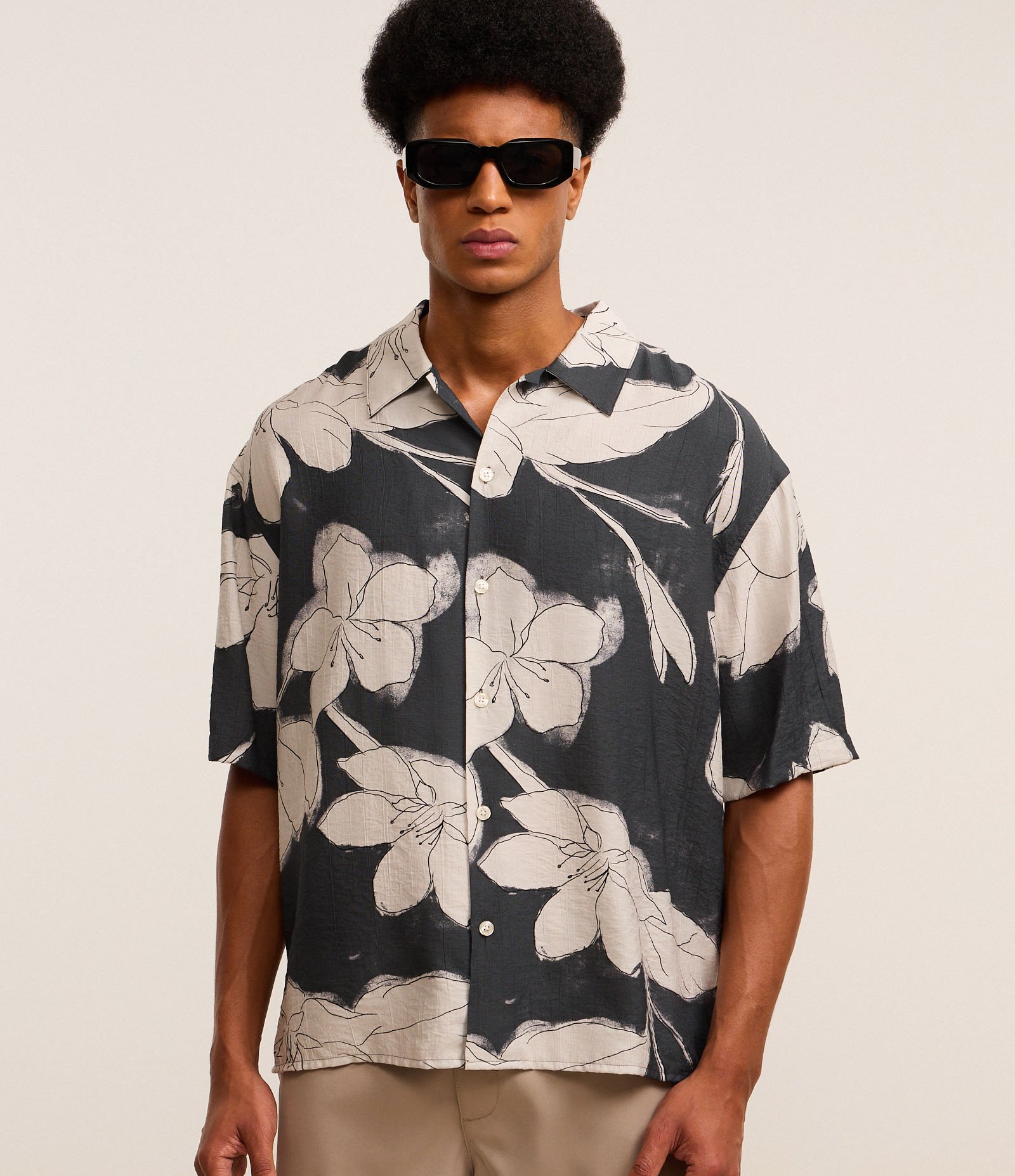 Camisa Boxy em Viscose Com Estampa Floral Texturizada Preto/Branco 1