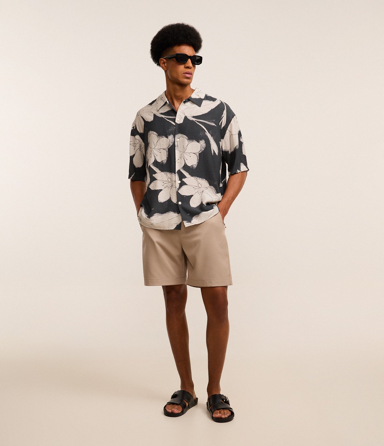 Camisa Boxy em Viscose Com Estampa Floral Texturizada Preto/Branco 2