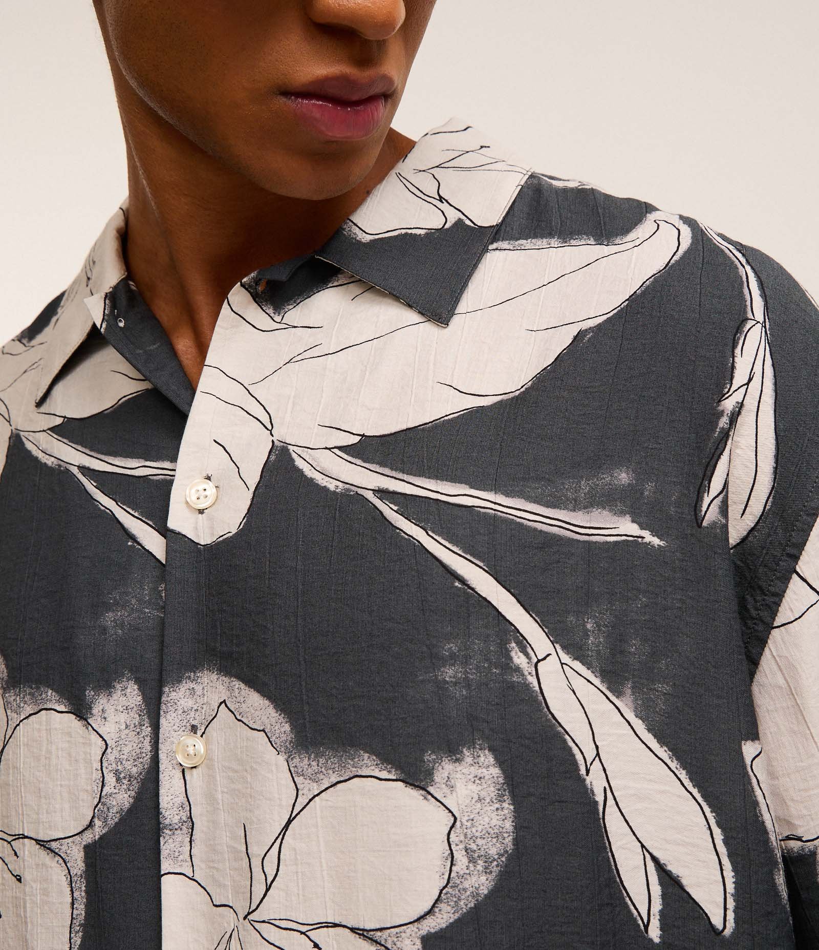 Camisa Boxy em Viscose Com Estampa Floral Texturizada Preto/Branco 3