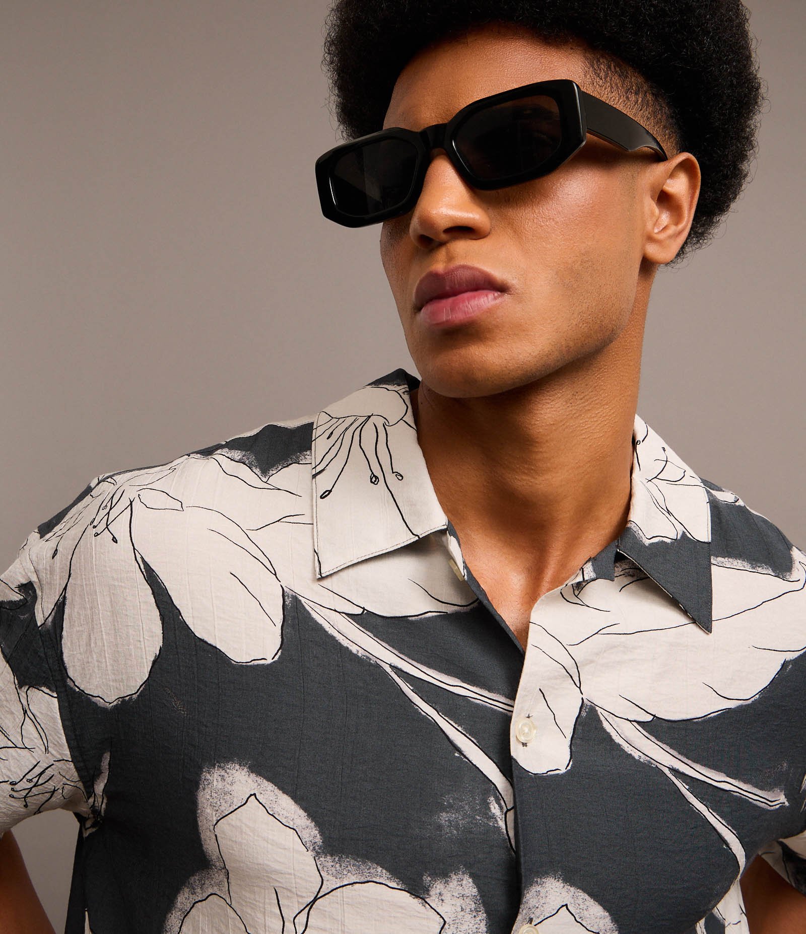 Camisa Boxy em Viscose Com Estampa Floral Texturizada Preto/Branco 4