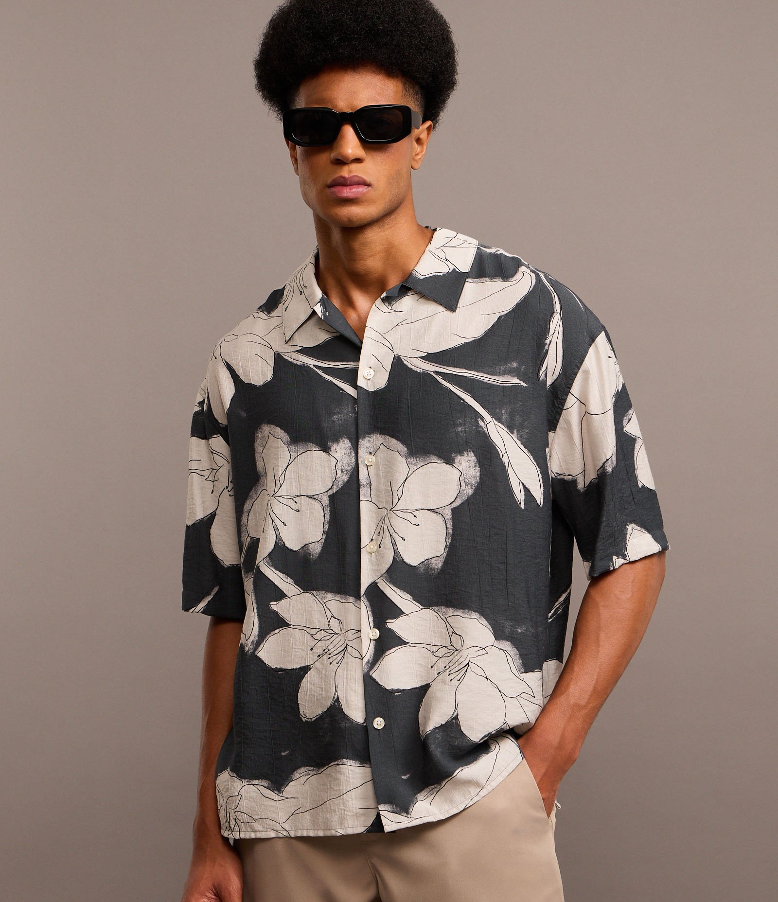 Camisa Boxy em Viscose Com Estampa Floral Texturizada Preto/Branco 5