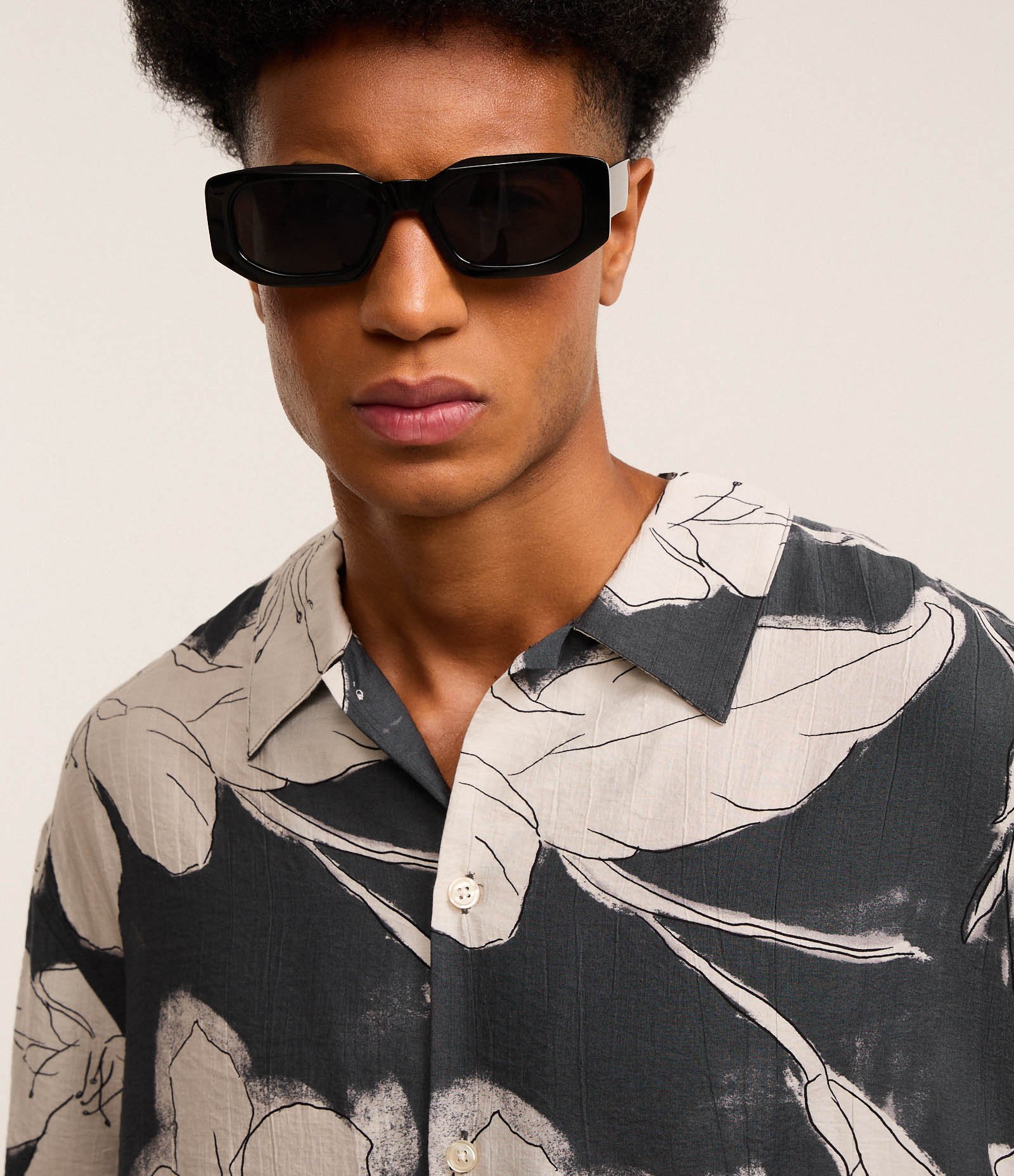 Camisa Boxy em Viscose Com Estampa Floral Texturizada Preto/Branco 6