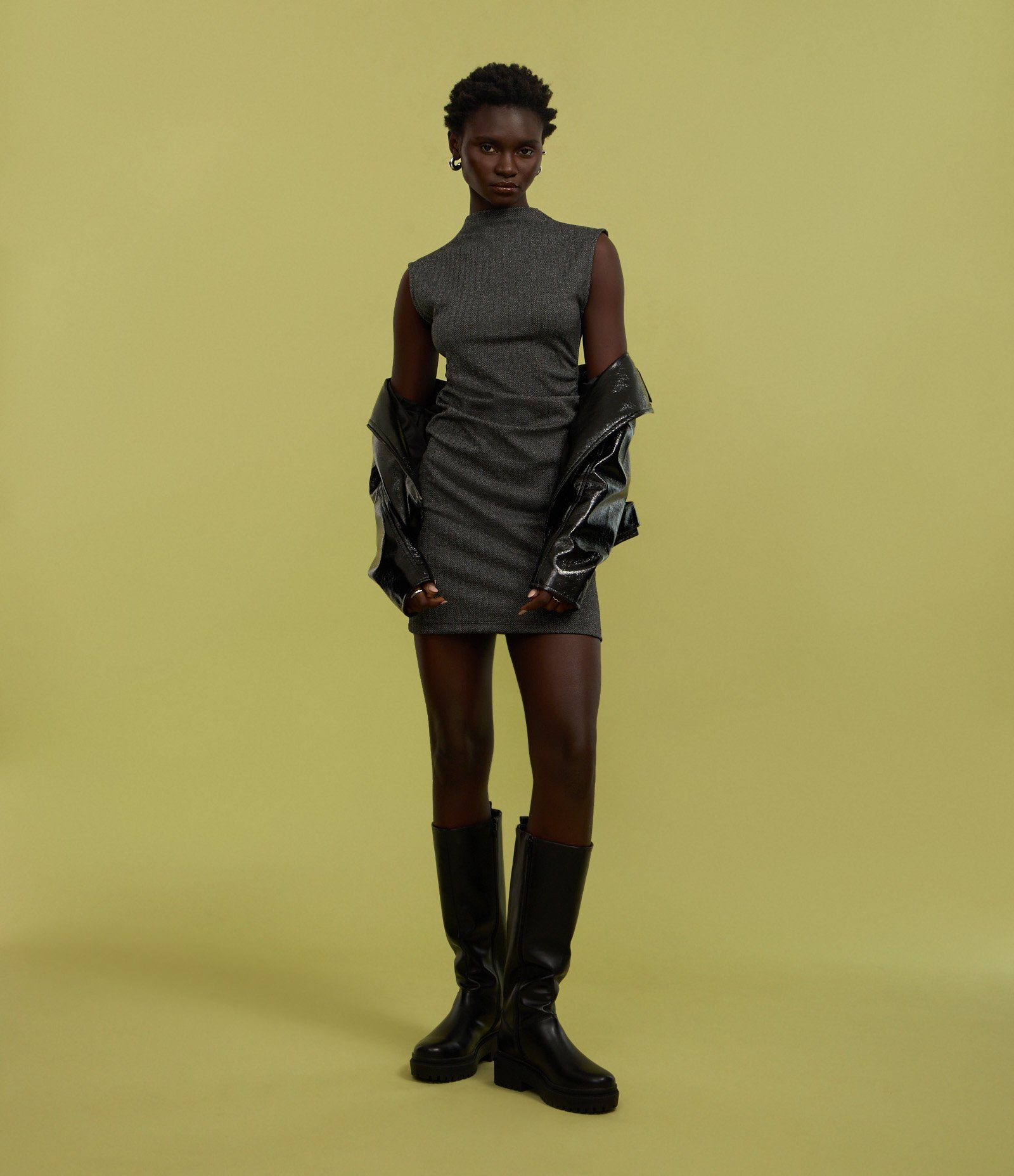 Vestido Curto em Jacquard Espinha de Peixe e Golinha Alta Cinza 6