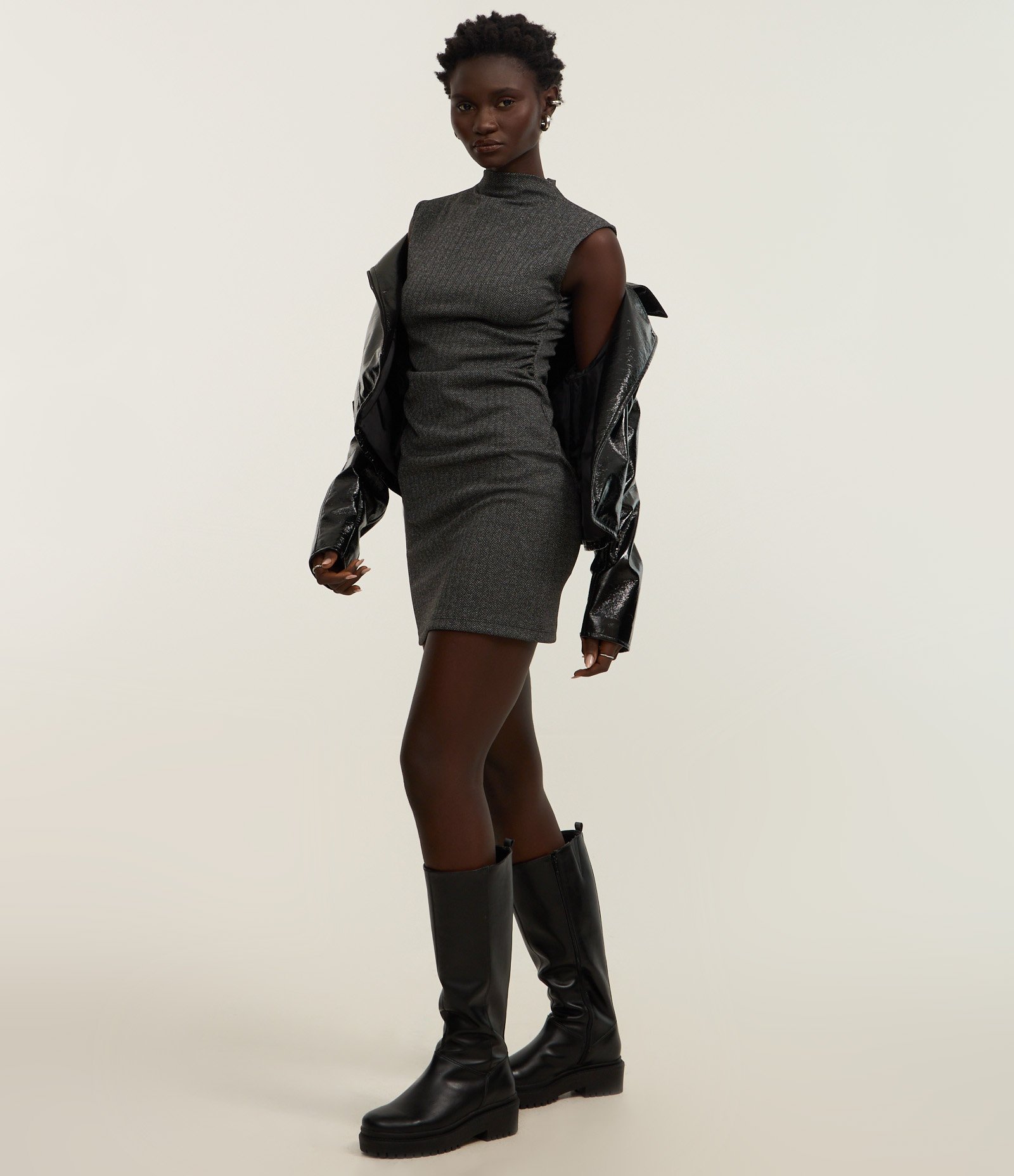 Vestido Curto em Jacquard Espinha de Peixe e Golinha Alta Cinza 2