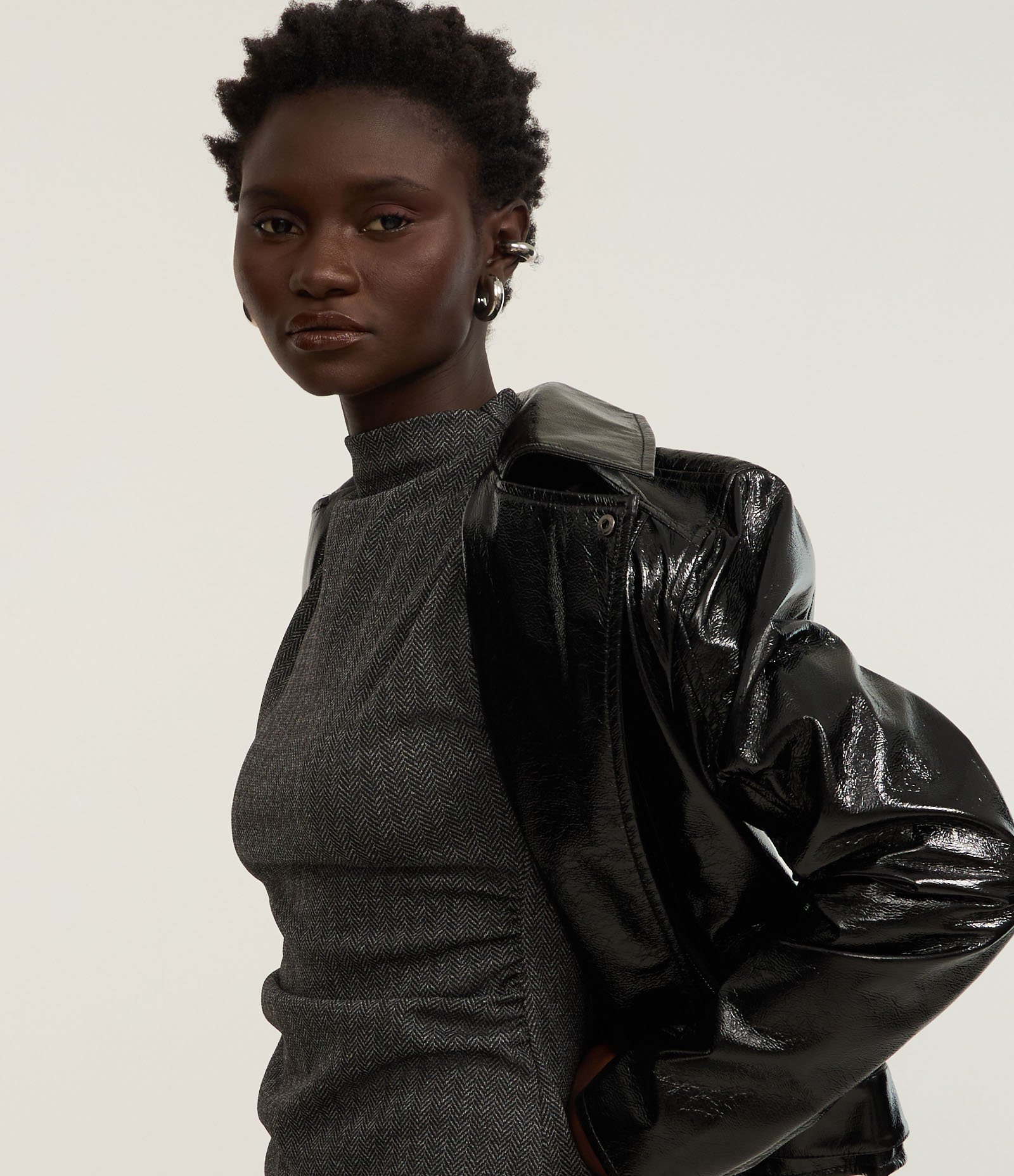 Vestido Curto em Jacquard Espinha de Peixe e Golinha Alta Cinza 3