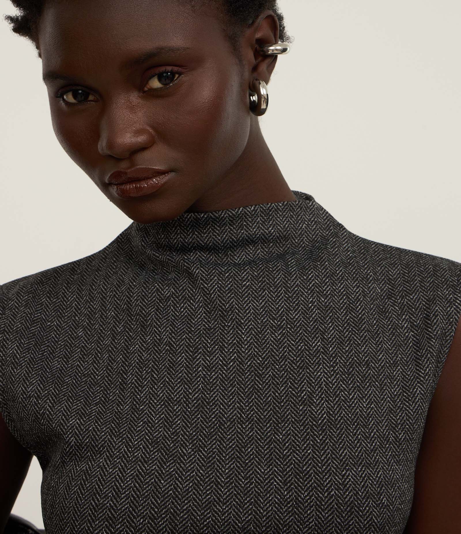 Vestido Curto em Jacquard Espinha de Peixe e Golinha Alta Cinza 5