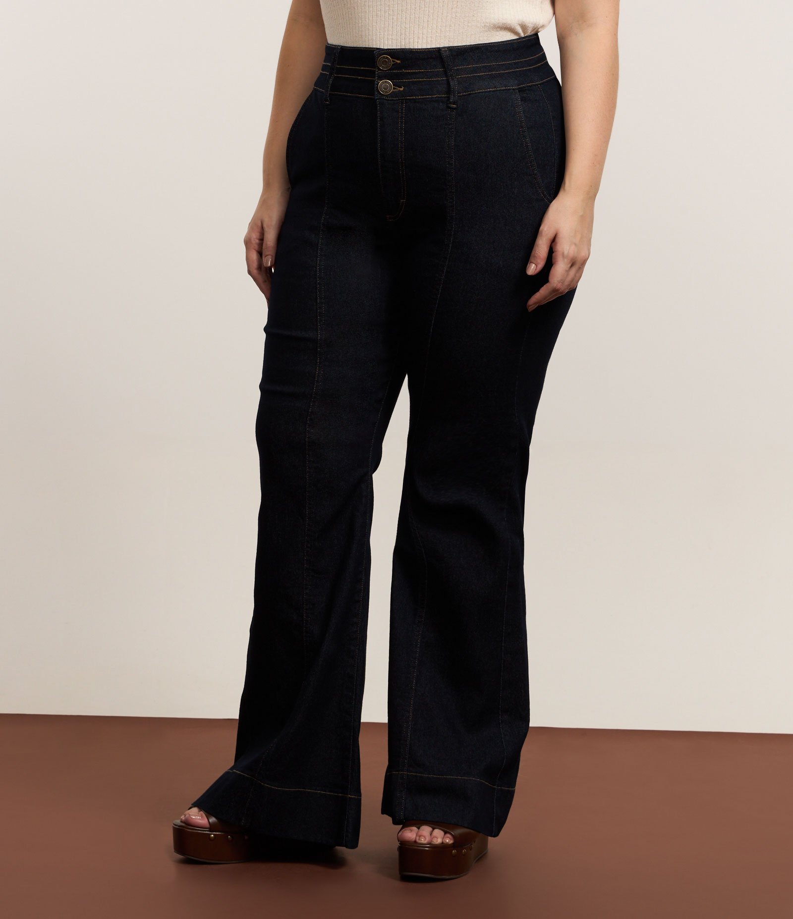 Calça Flare em Jeans com Elastano Curve & Plus Size Preto 2