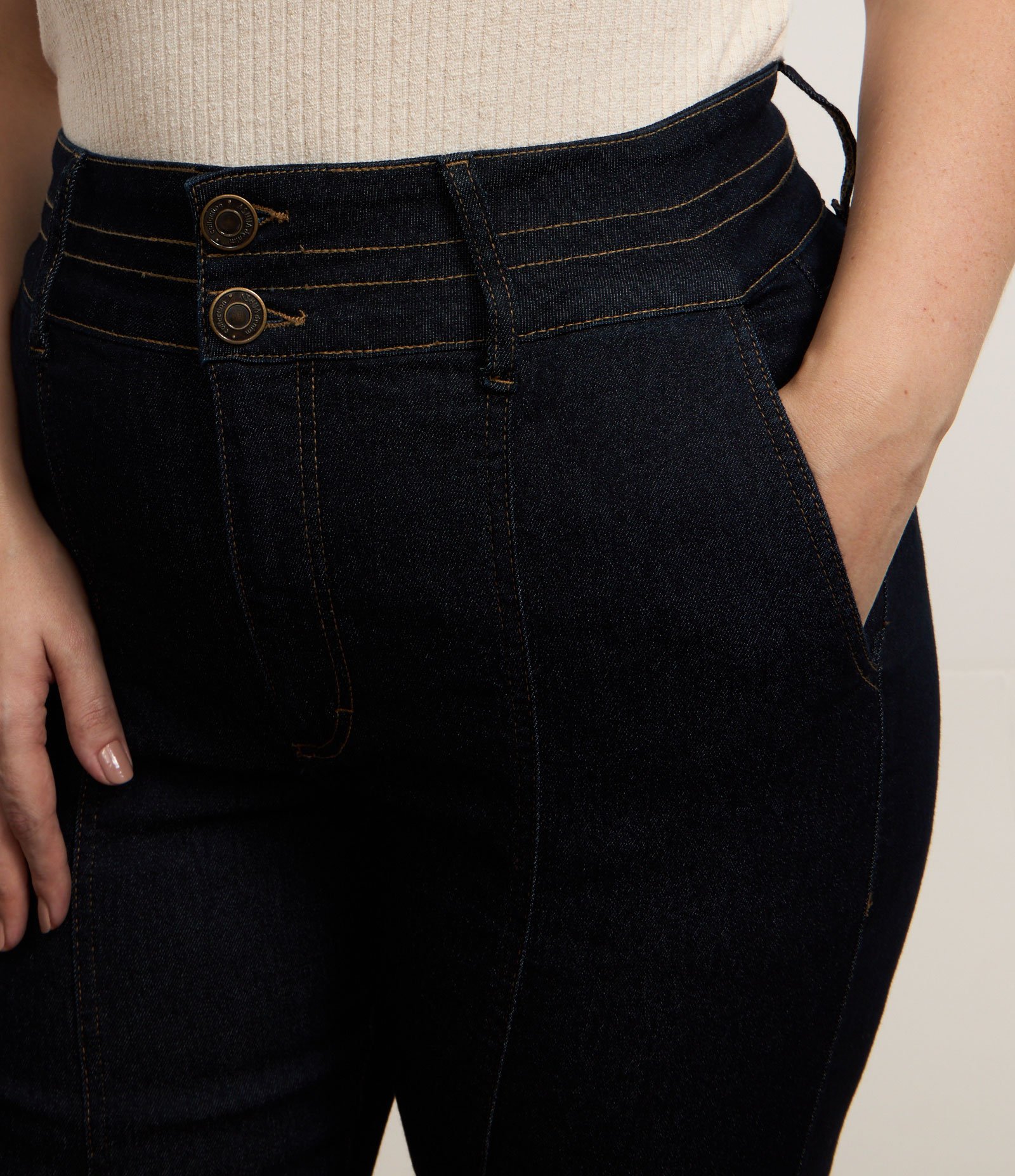 Calça Flare em Jeans com Elastano Curve & Plus Size Preto 4