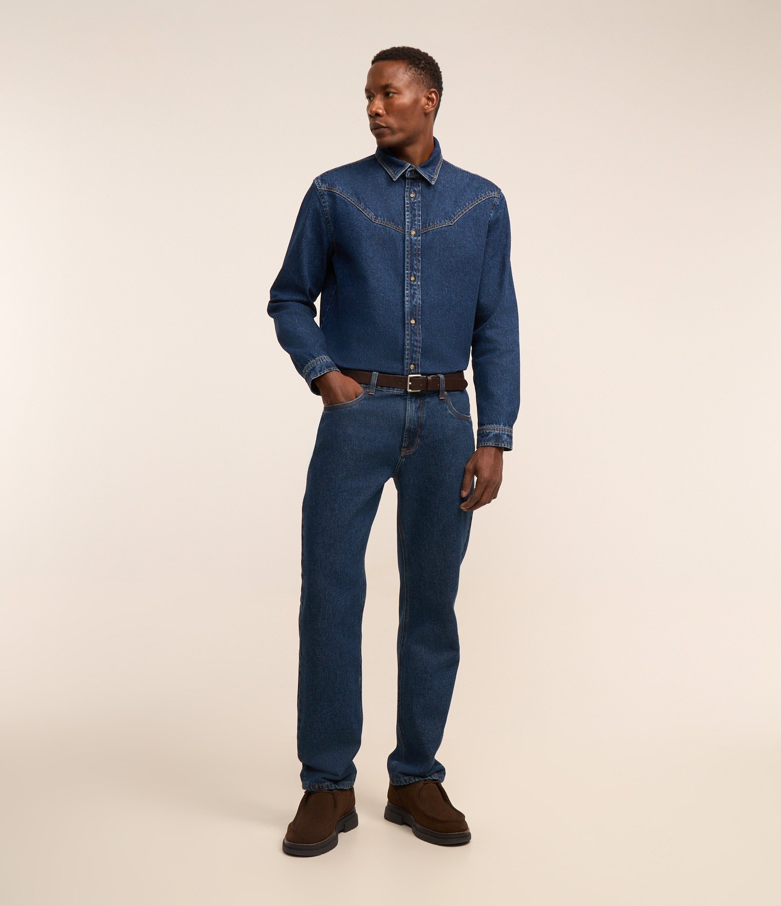 Camisa Comfort em Jeans Resinado com Recortes Azul 2