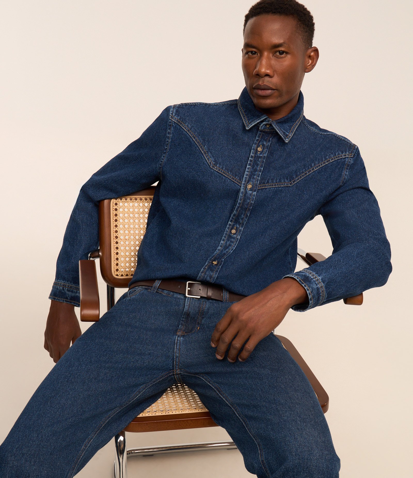 Camisa Comfort em Jeans Resinado com Recortes Azul 3