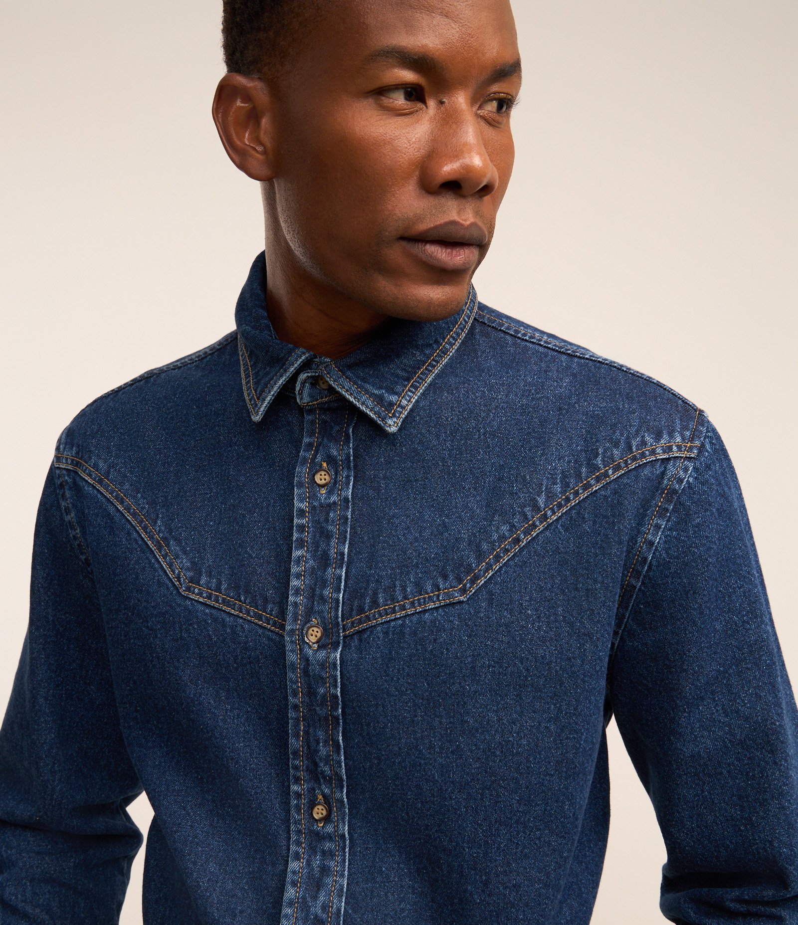 Camisa Comfort em Jeans Resinado com Recortes Azul 4