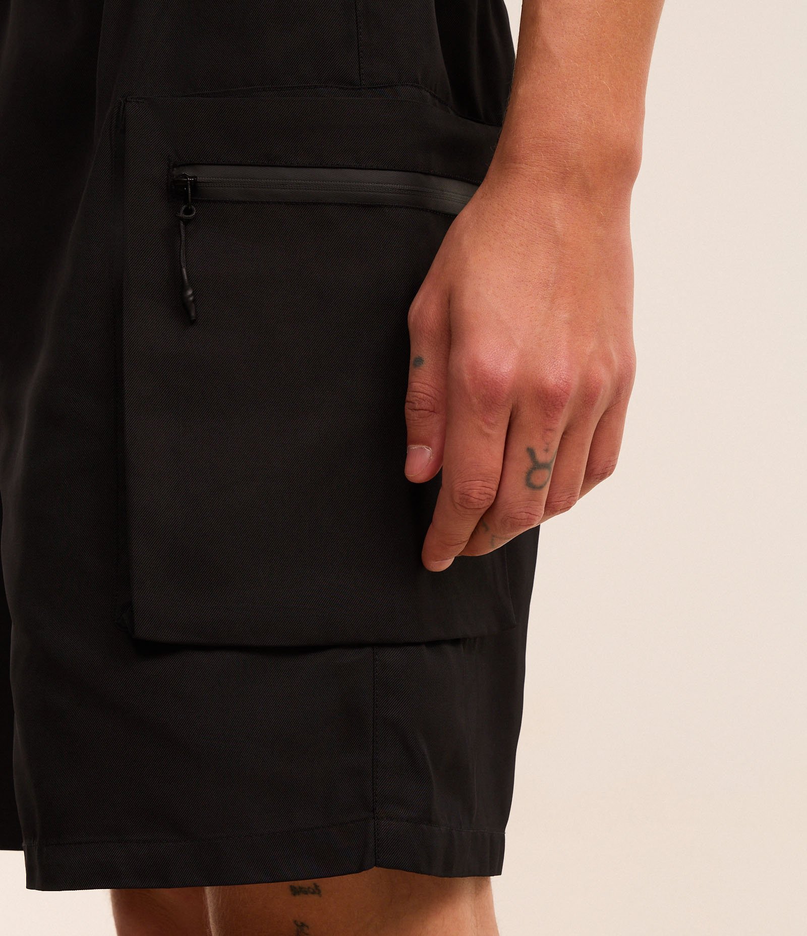 Bermuda com Bolso Cargo Funcional com Fechamento por Zíper Preto 3
