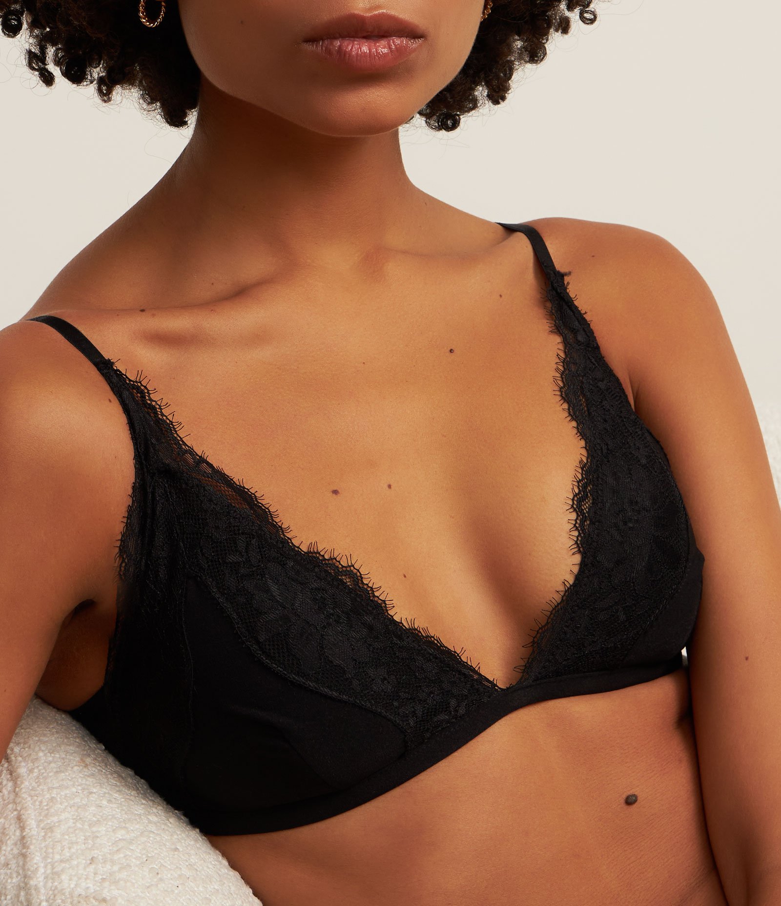 Sutiã Top em Microfibra com Detalhes em Renda e Bojo Removível Preto 4