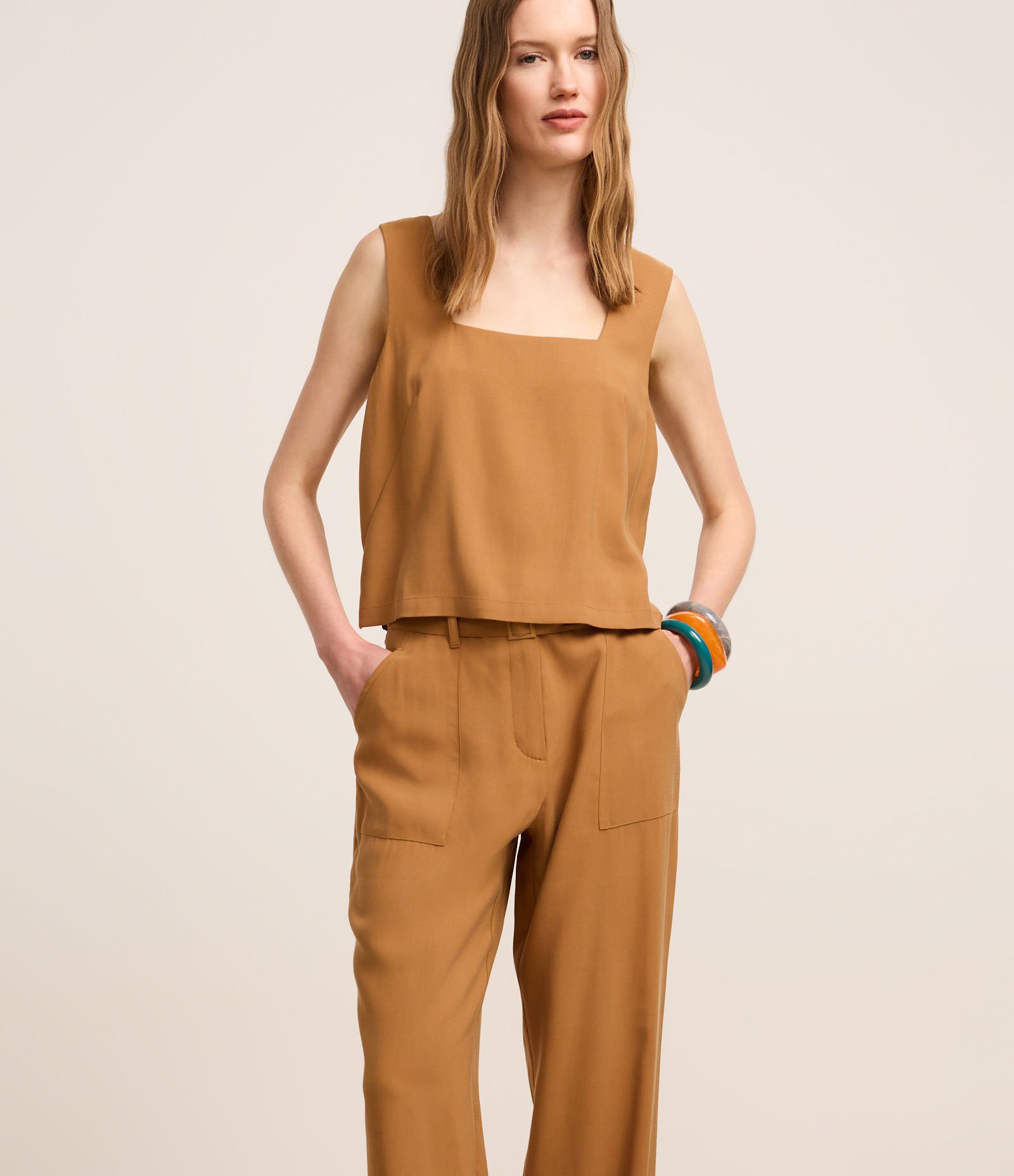 Calça Reta Cintura Alta em Viscose com Cinto Afivelado Caramelo 2