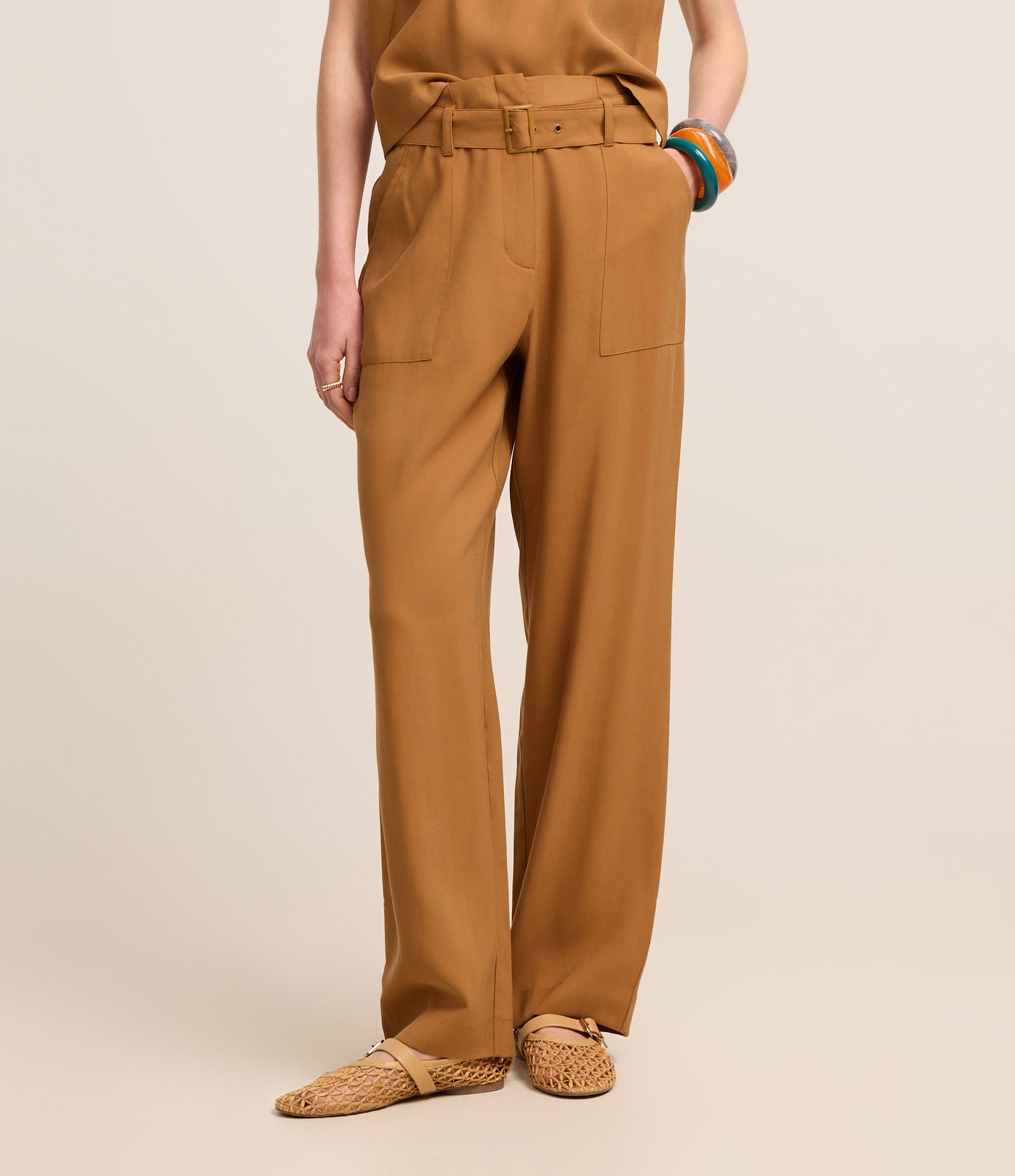 Calça Reta Cintura Alta em Viscose com Cinto Afivelado Caramelo 3