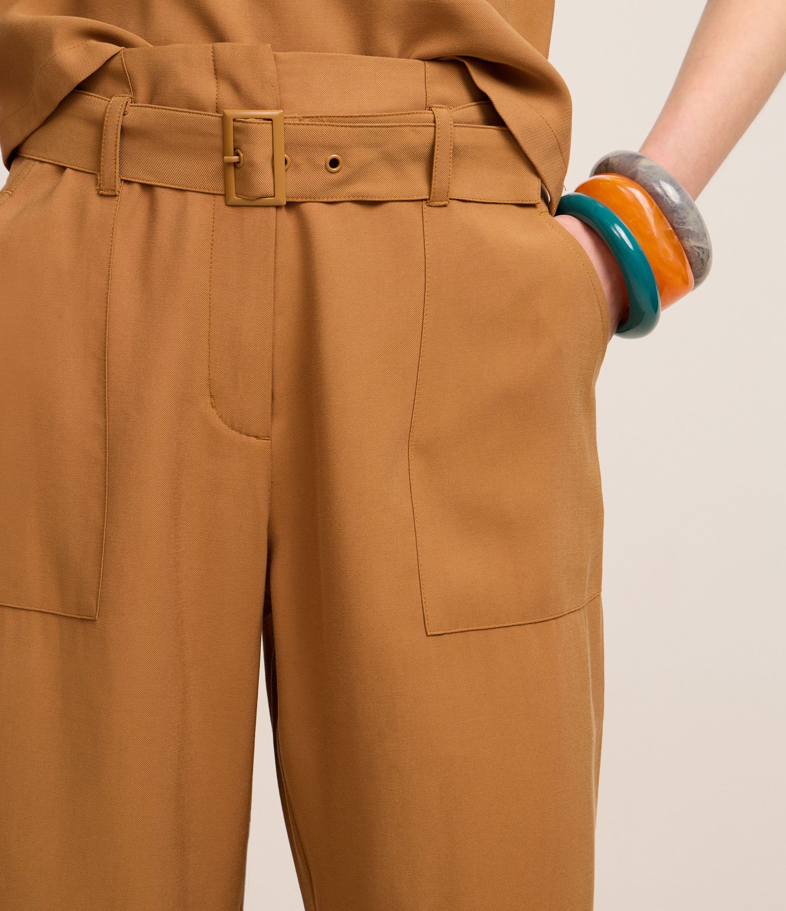 Calça Reta Cintura Alta em Viscose com Cinto Afivelado Caramelo 4