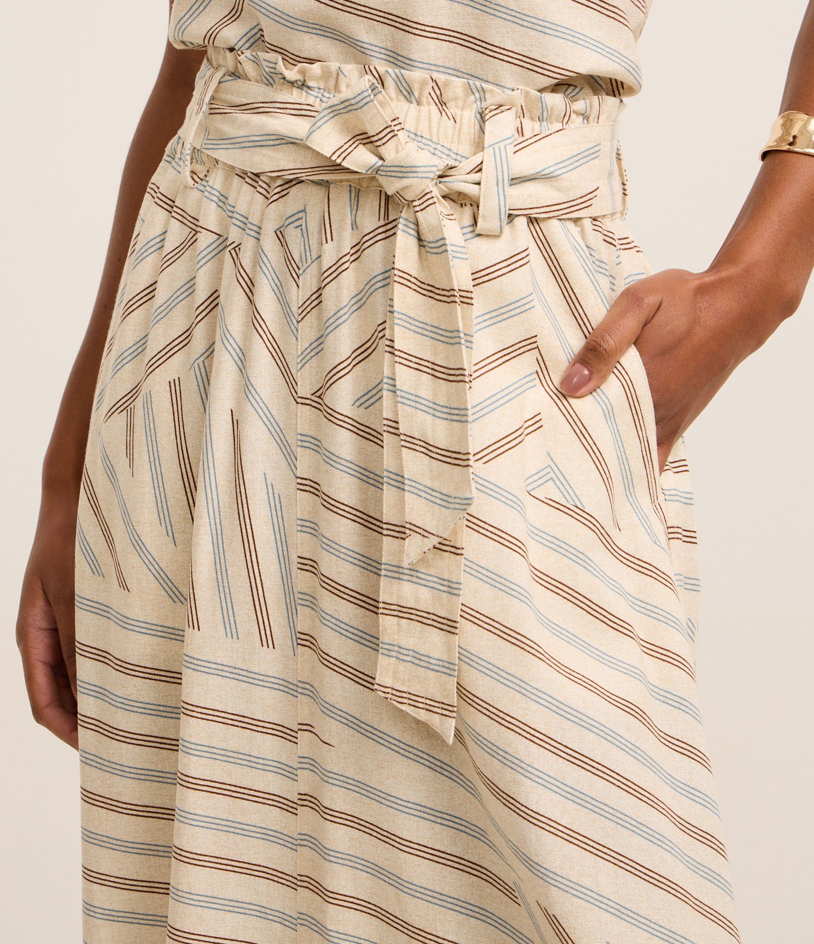 Saia Evasê Midi em Viscolinho com Listras e Amarração Bege 4