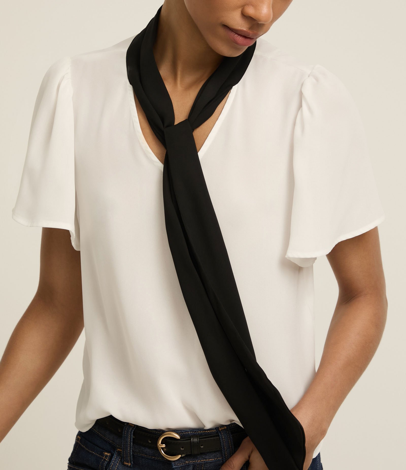 Blusa em Chiffon com Gola Laço Contrastante Branco 3