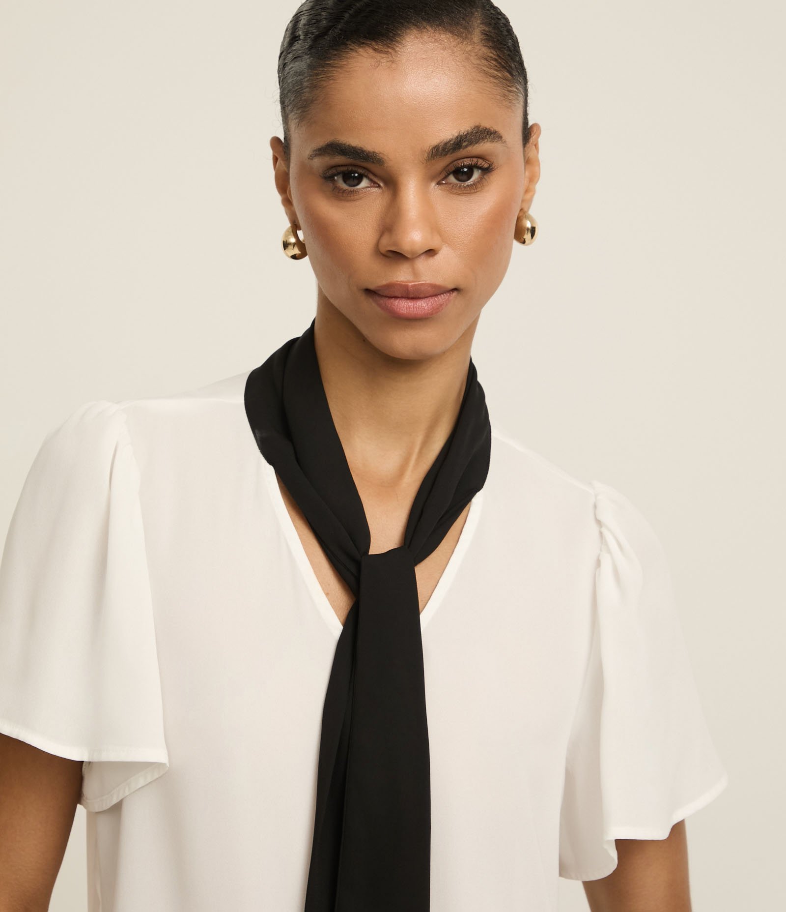 Blusa em Chiffon com Gola Laço Contrastante Branco 4
