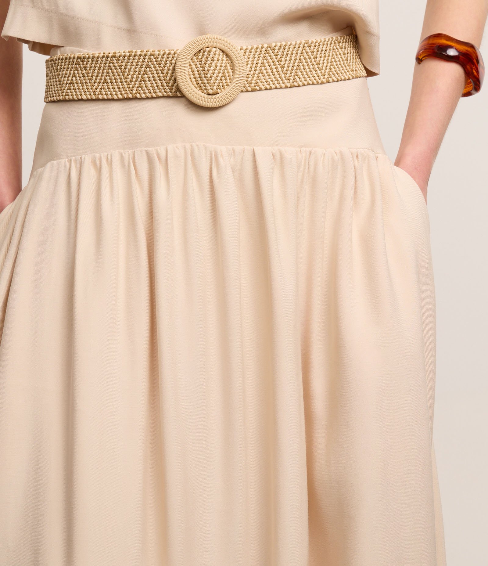 Saia Balonê Midi em Viscose Twill com Cinto de Ráfia Bege 4