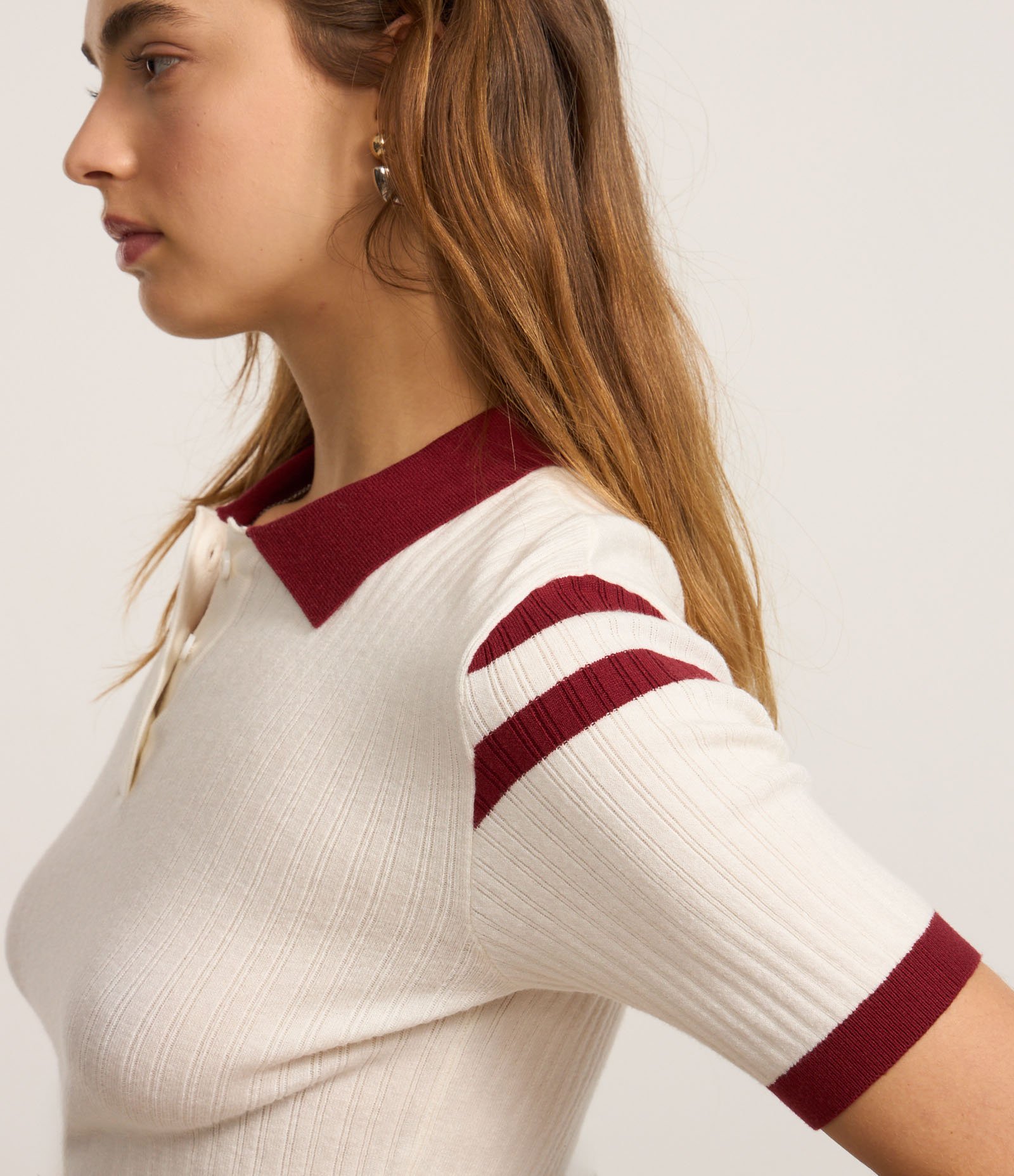 Blusa com Gola Polo e Detalhes Contrastantes Branco/Bordô 4