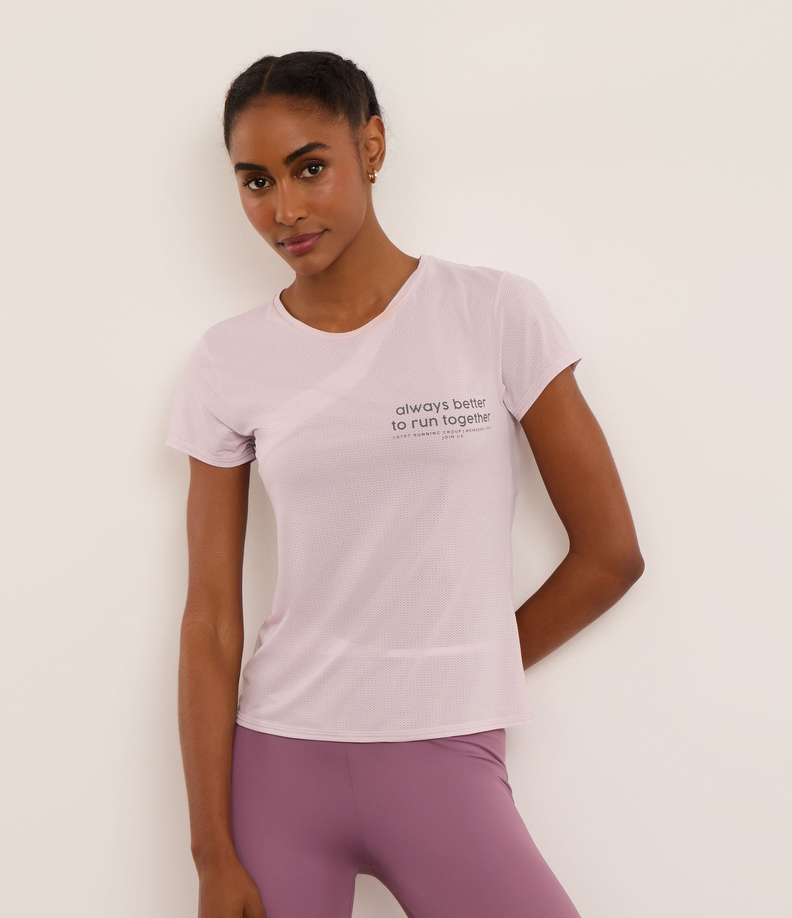Camiseta Esportiva em Microfibra Texturizada com Estampa Run Together Lilás 1