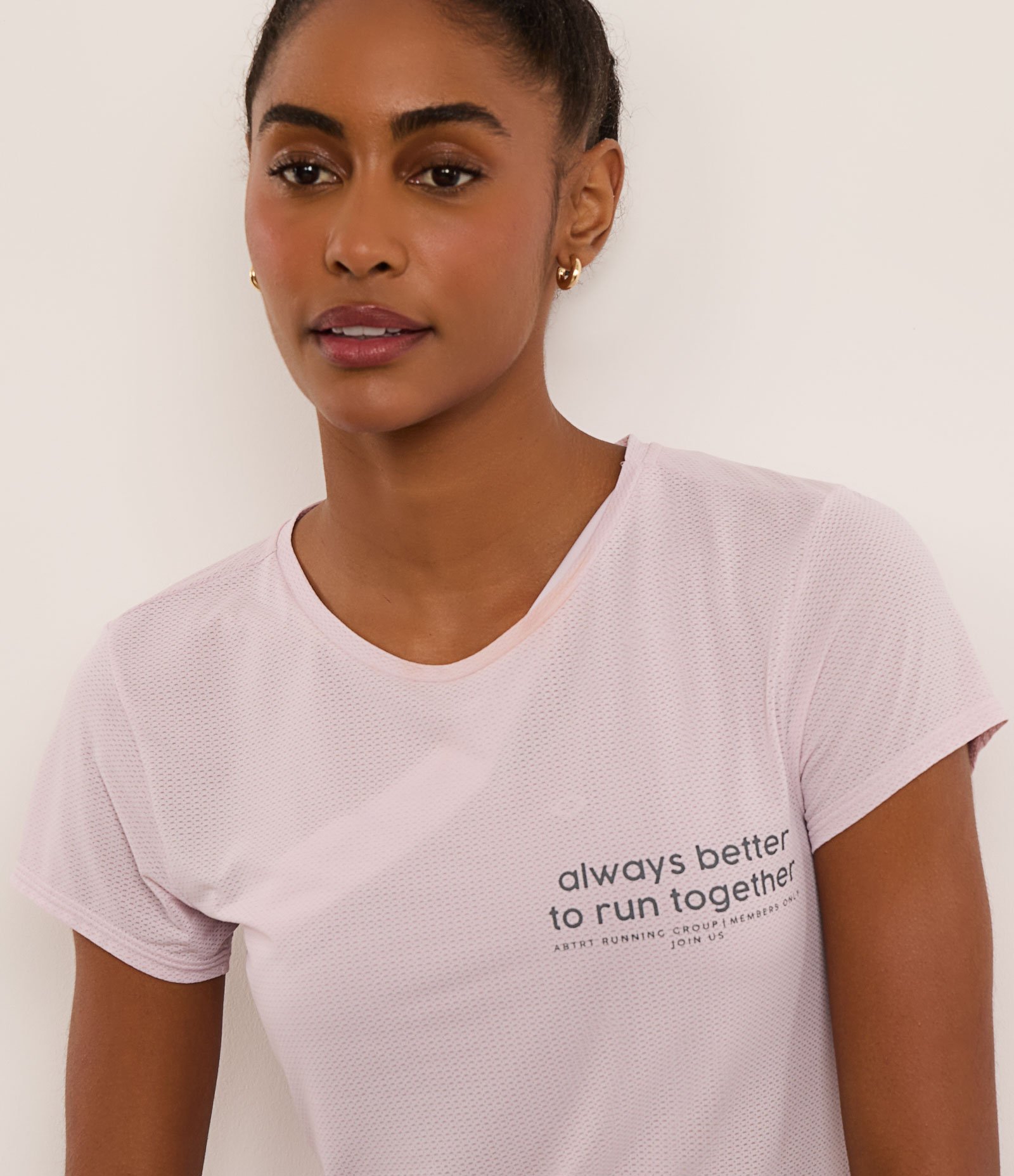 Camiseta Esportiva em Microfibra Texturizada com Estampa Run Together Lilás 2