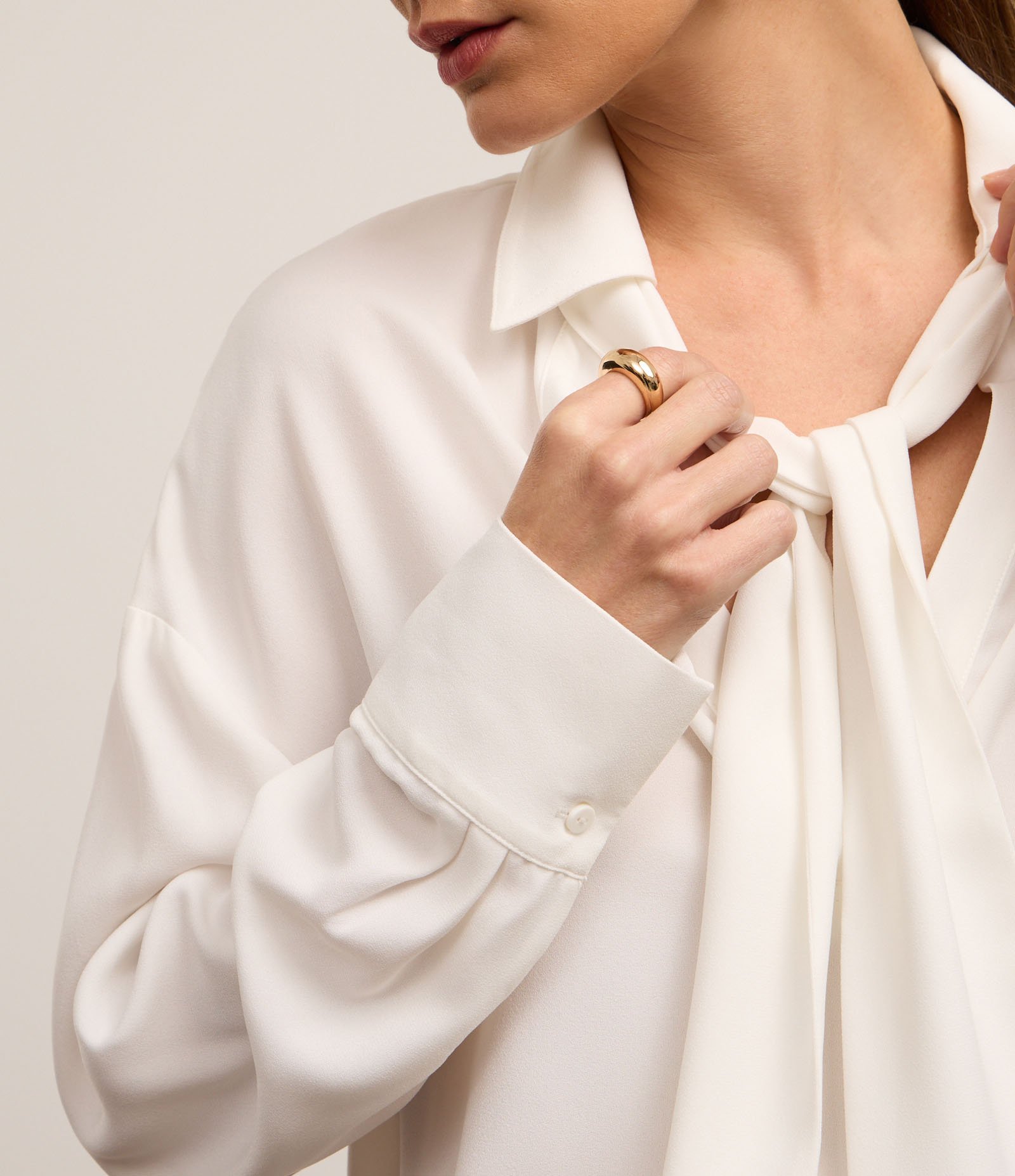 Camisa em Crepe com Gola Laço e Manga Longa Banco Neve 3