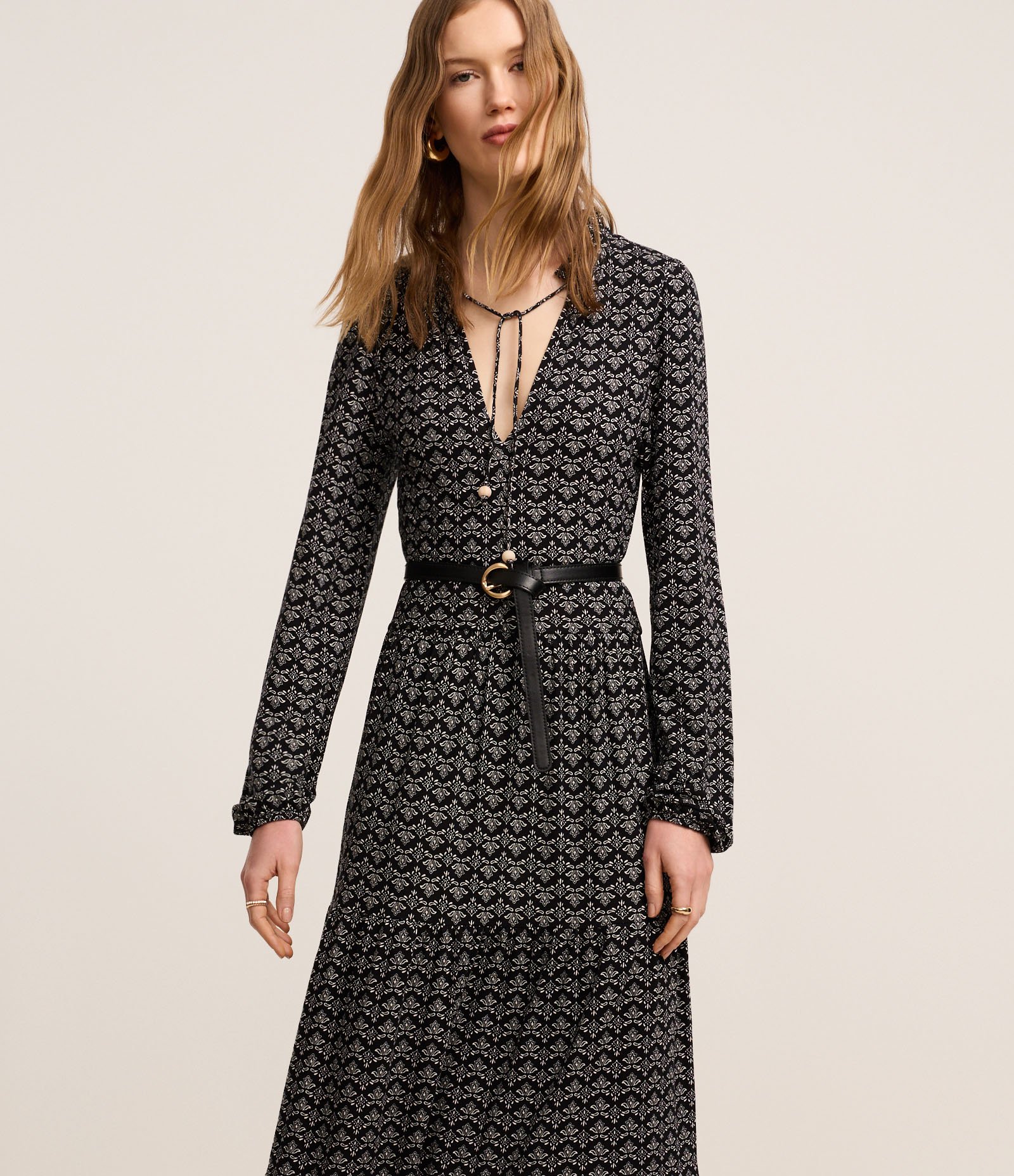 Vestido Evasê Midi em Viscose com Frufru e Estampa Floral Preto 1